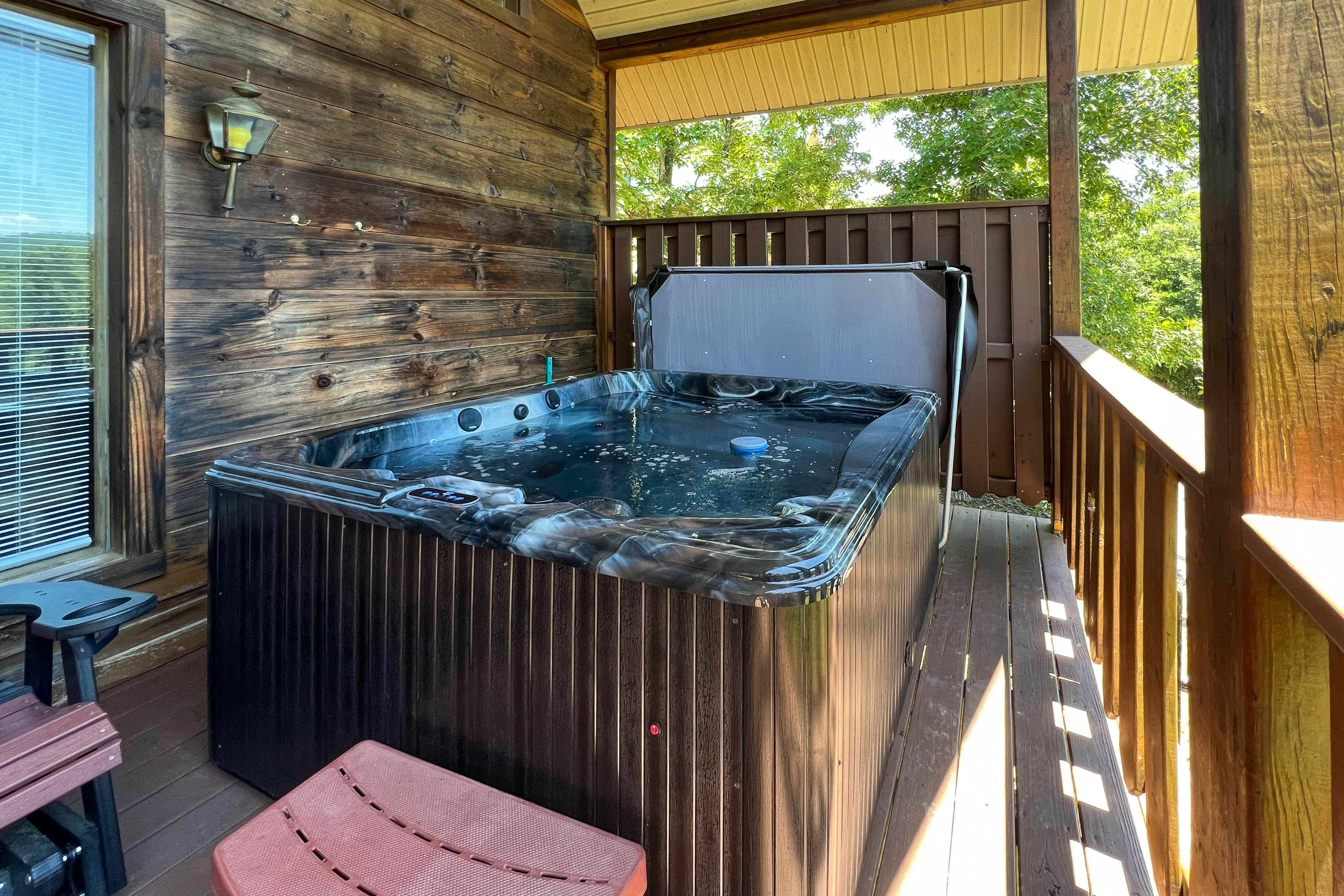 Dog-Friendly Getaway w/Hot Tub & Amazing Mountain Views -Free Attraction Tickets