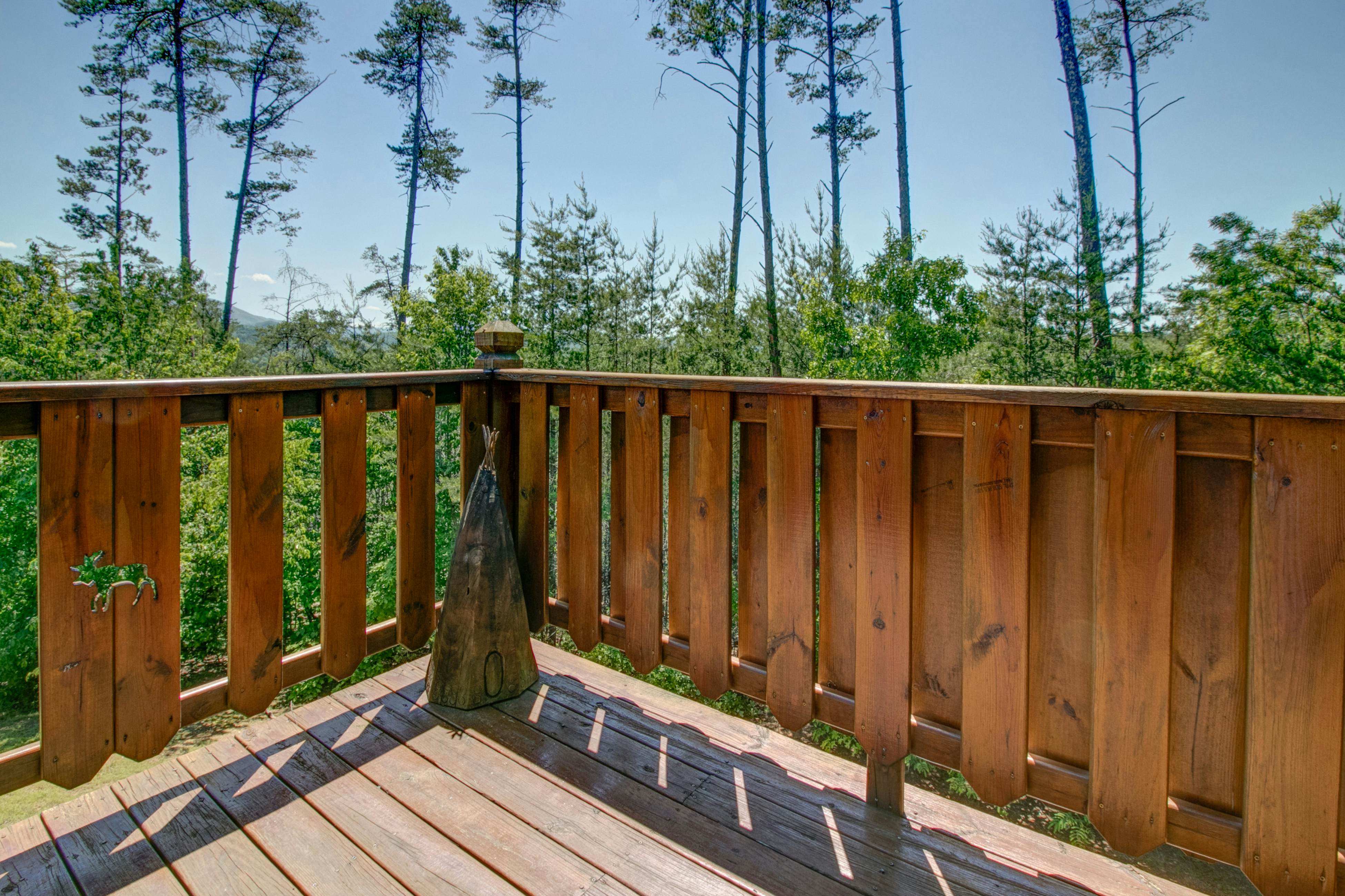 Dog-Friendly Getaway w/Hot Tub & Amazing Mountain Views -Free Attraction Tickets
