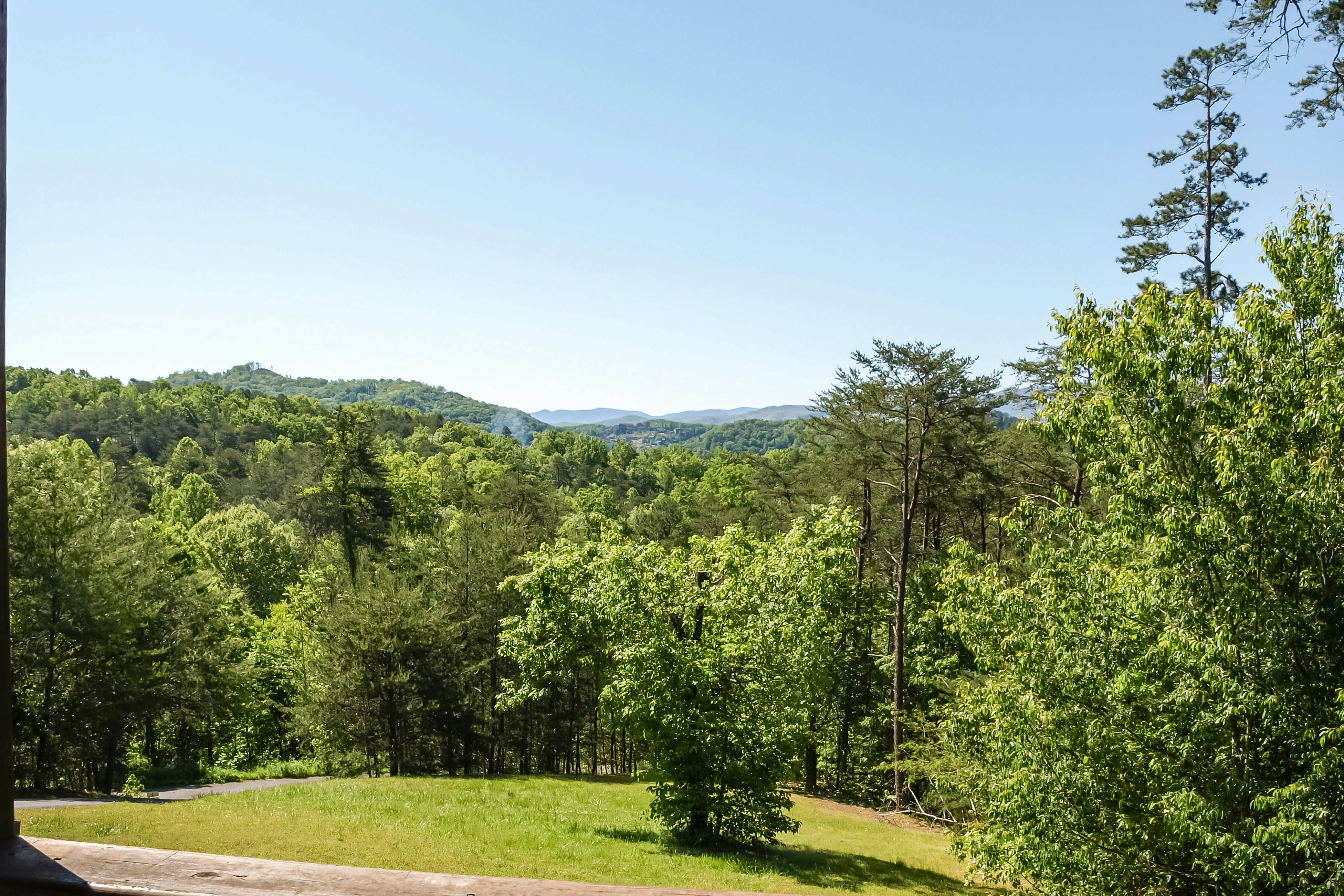 Dog-Friendly Getaway w/Hot Tub & Amazing Mountain Views -Free Attraction Tickets