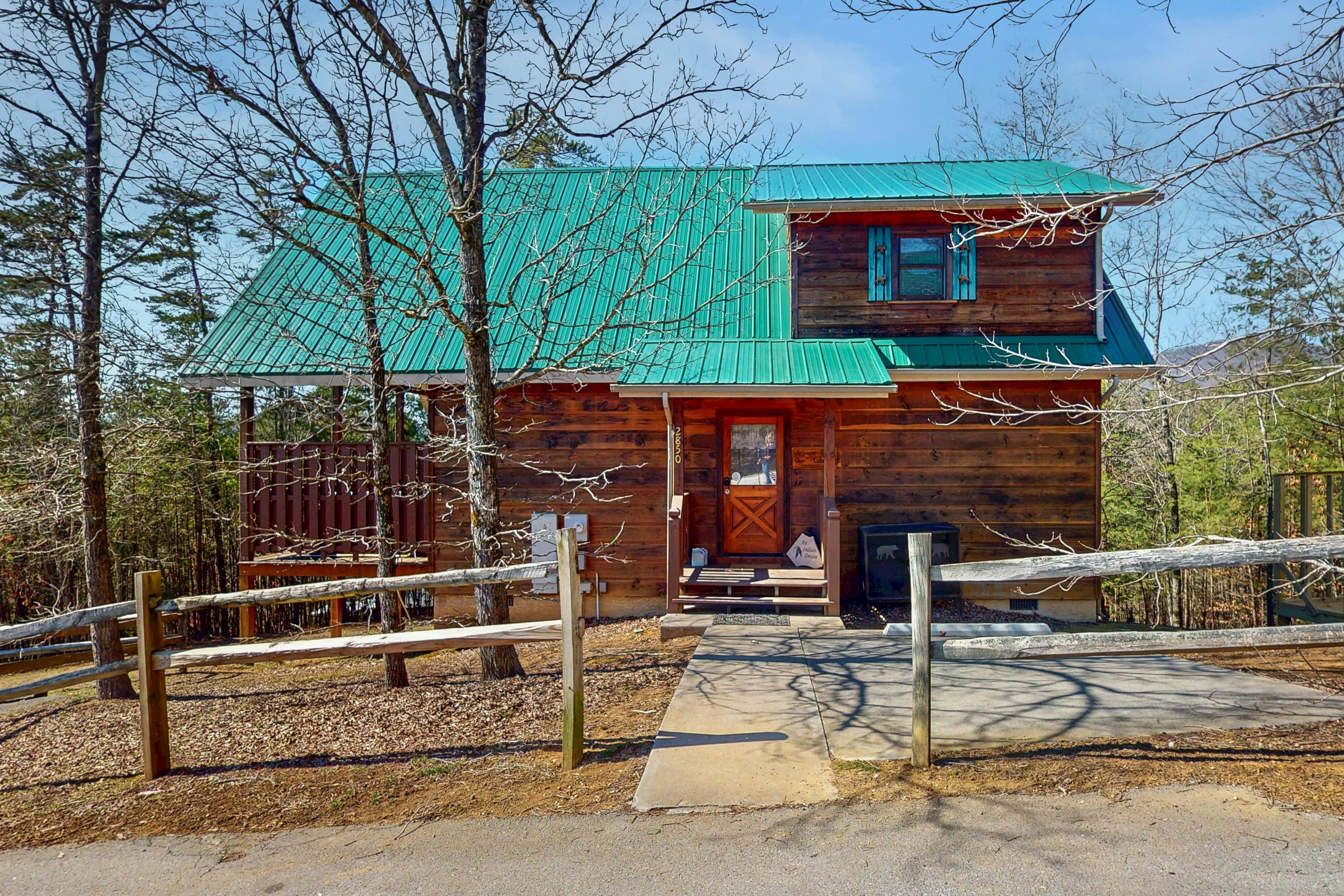 Dog-Friendly Getaway w/Hot Tub & Amazing Mountain Views -Free Attraction Tickets