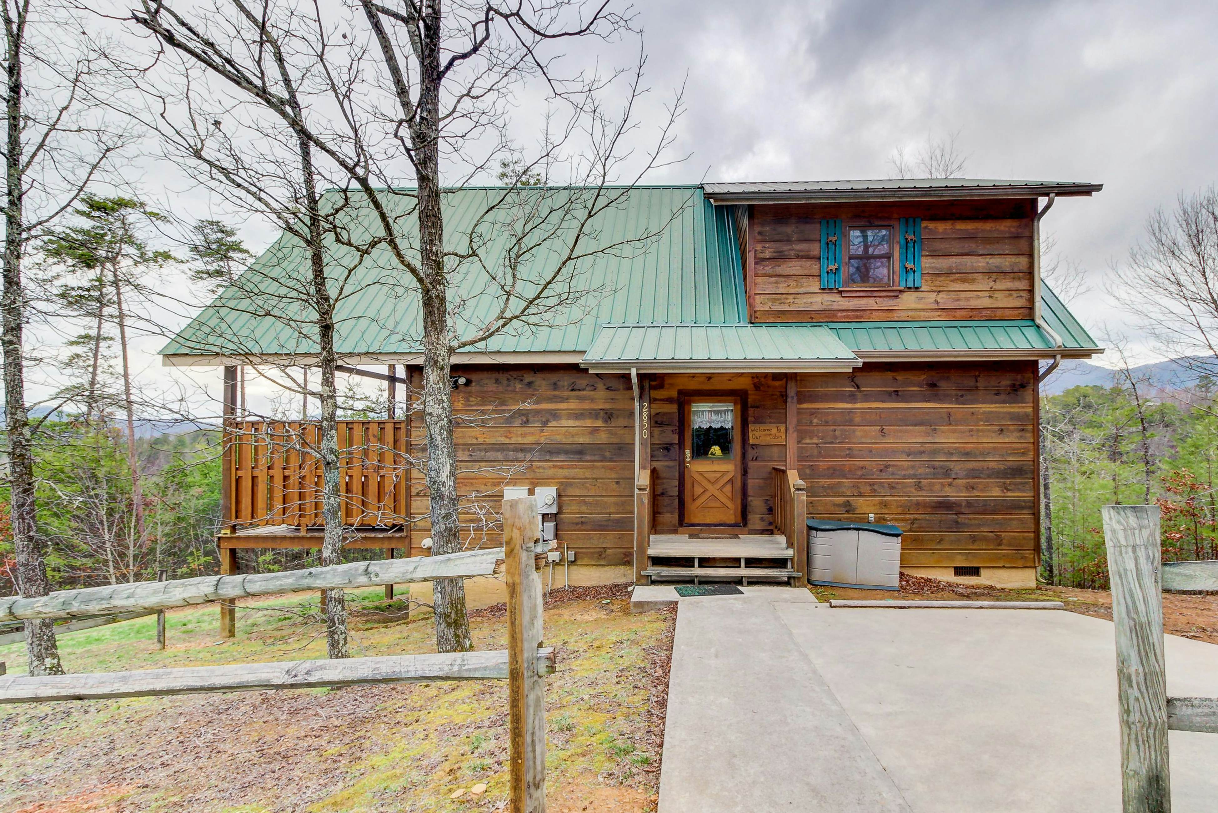 Dog-Friendly Getaway w/Hot Tub & Amazing Mountain Views -Free Attraction Tickets