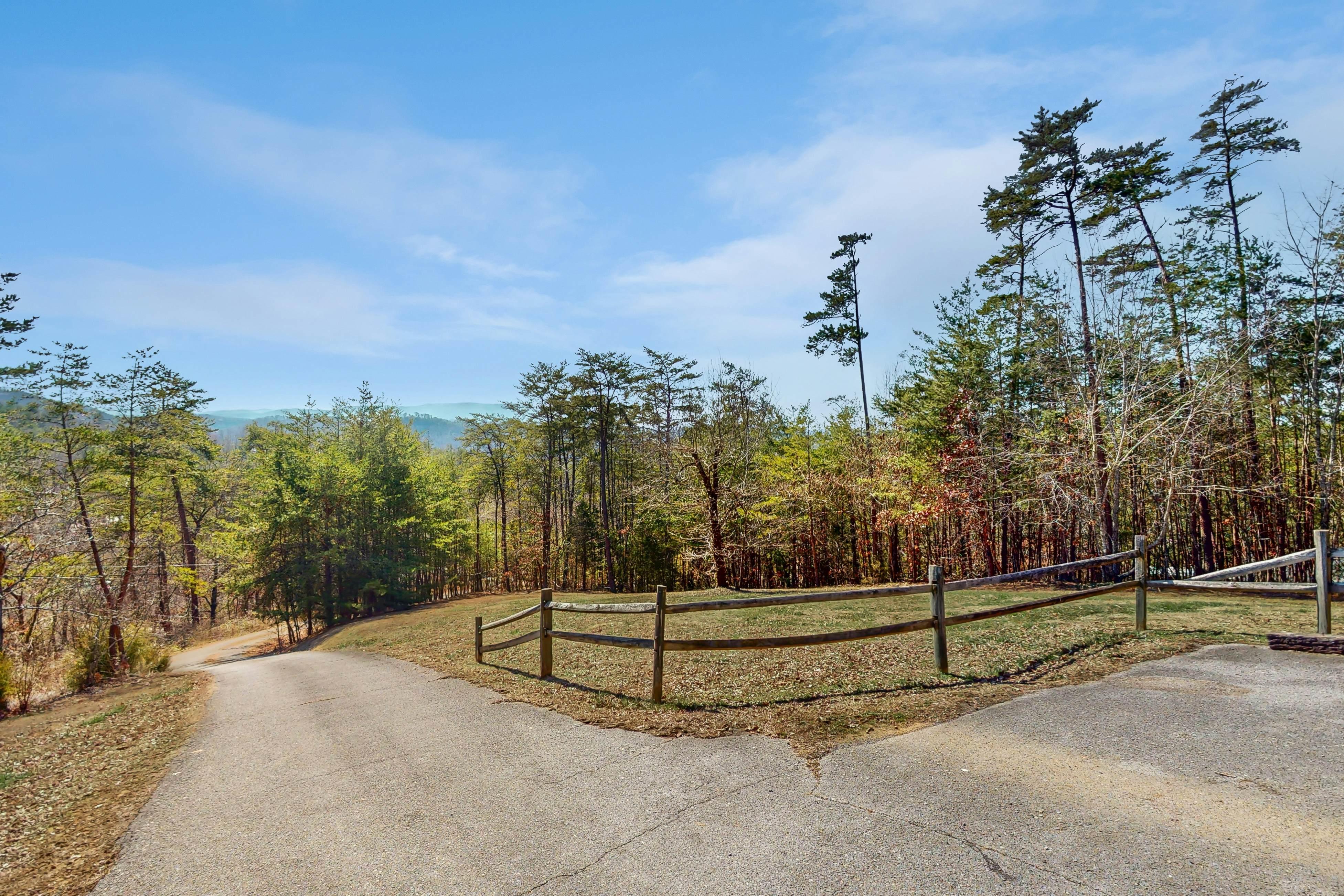 Dog-Friendly Getaway w/Hot Tub & Amazing Mountain Views -Free Attraction Tickets