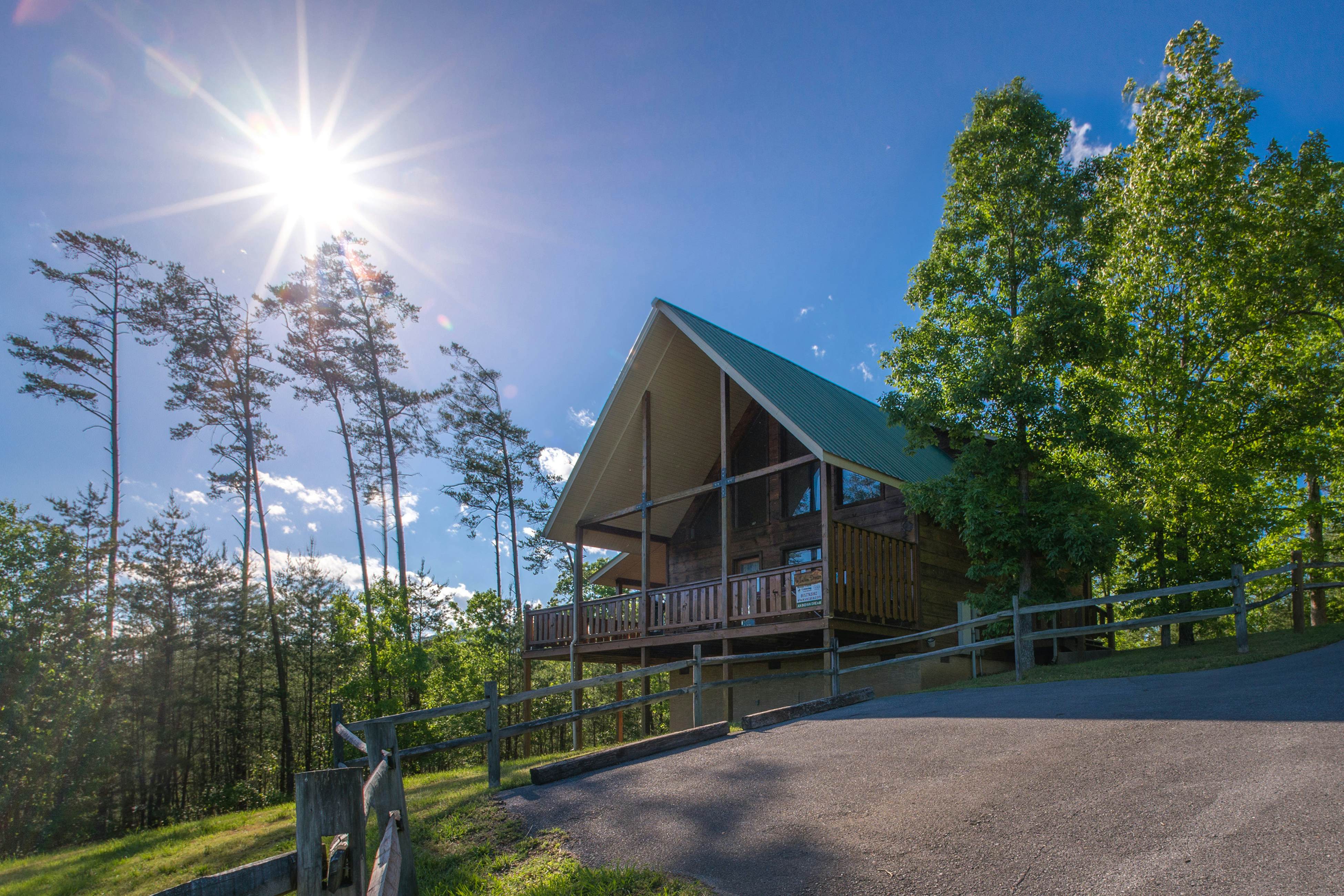 Dog-Friendly Getaway w/Hot Tub & Amazing Mountain Views -Free Attraction Tickets