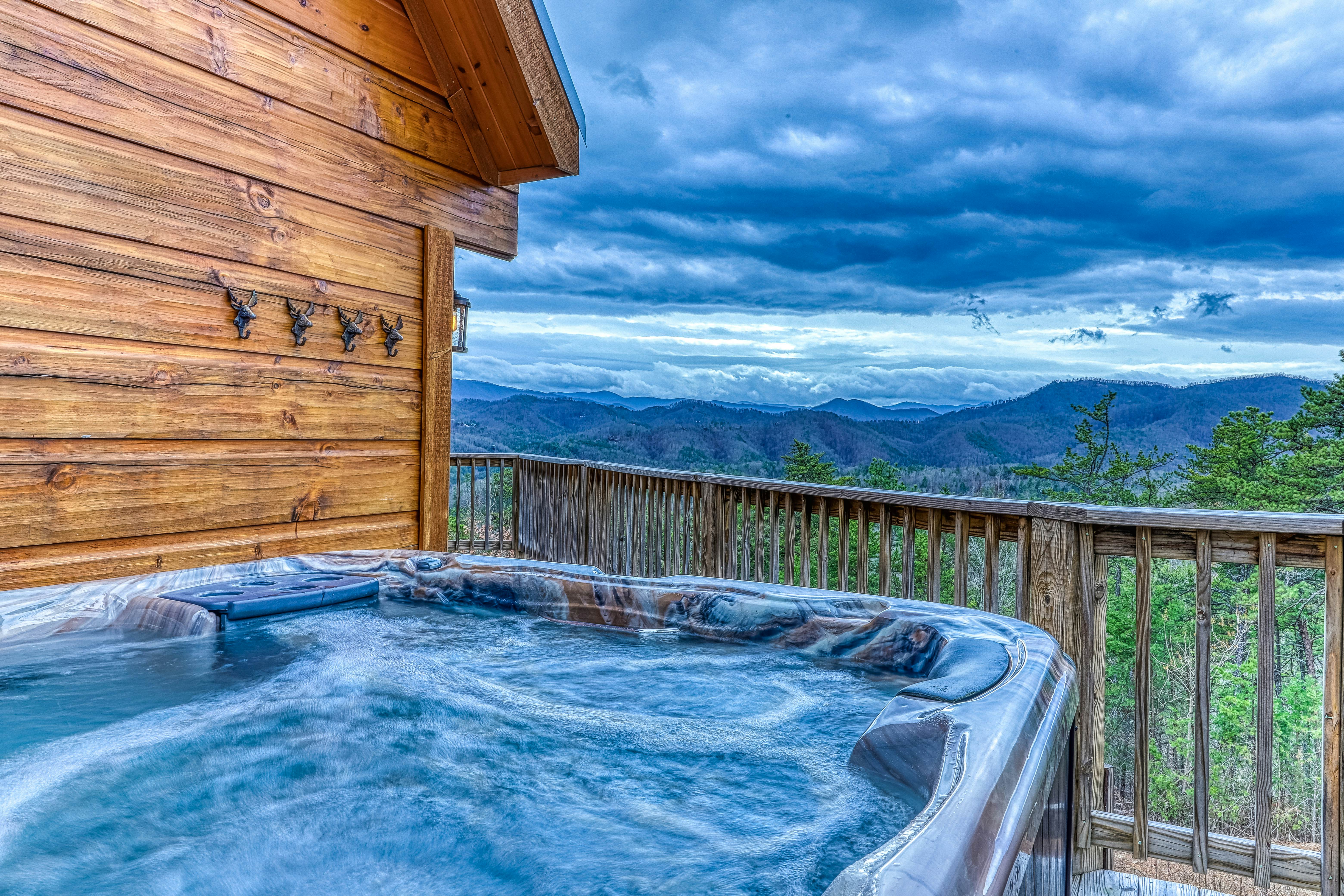 Beautiful cabin w/ firepit area & stunning mtn. views + free attraction tickets