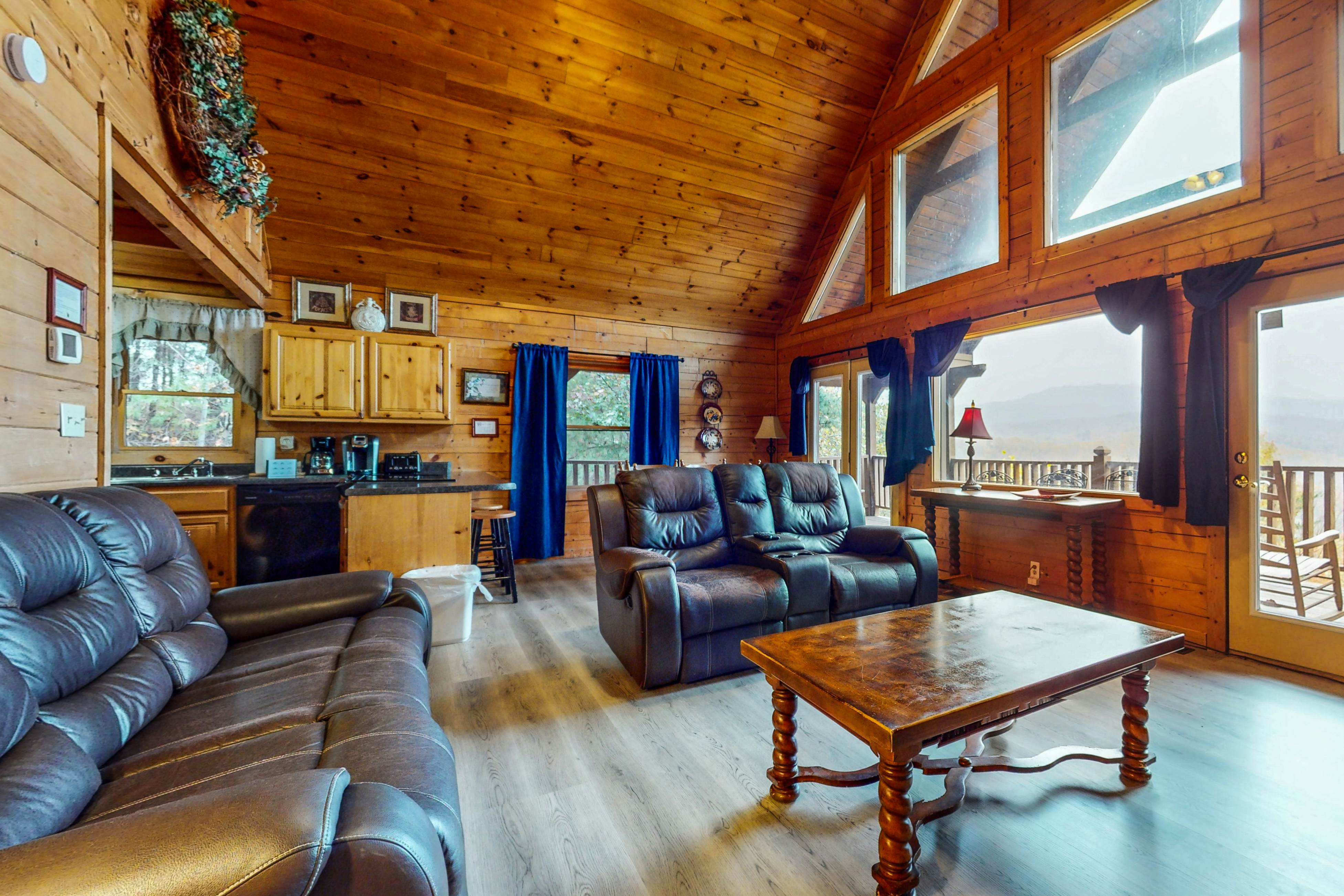 Cabin w/Mountain Views, Decks, Private Hot Tub - Free Attraction Tickets