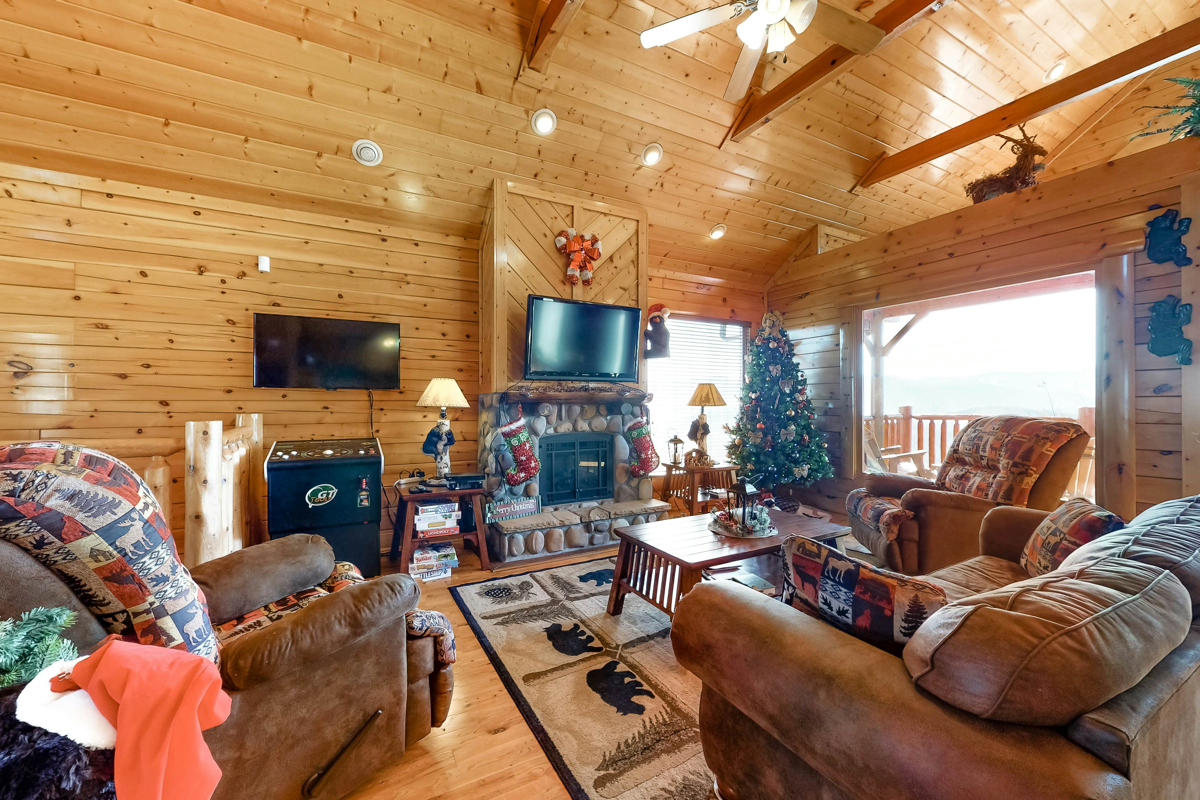 Gorgeous Private Oasis W/ Scenic Deck, Private Hot Tub & Free Attraction Tickets