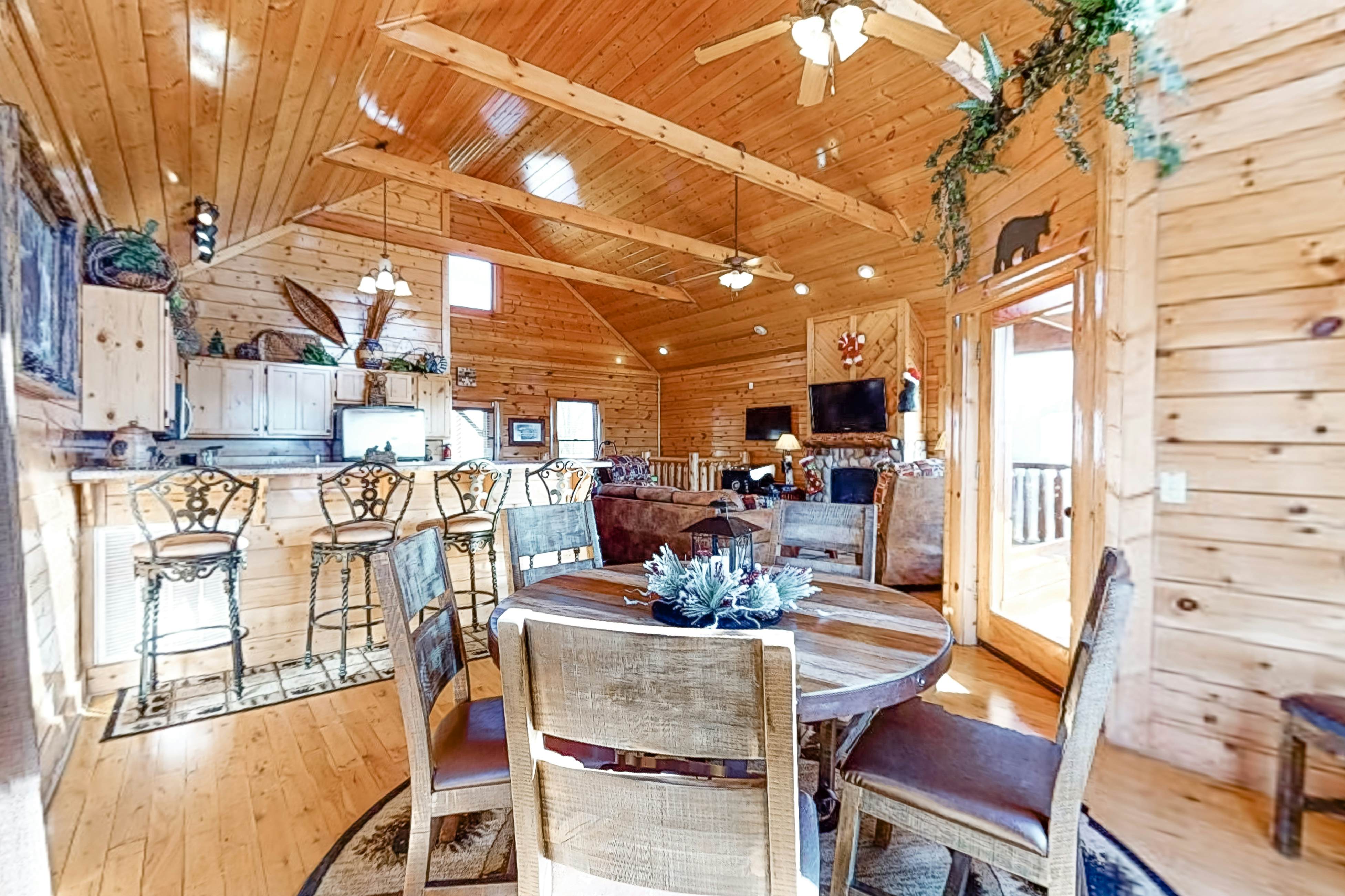 Gorgeous Private Oasis W/ Scenic Deck, Private Hot Tub & Free Attraction Tickets