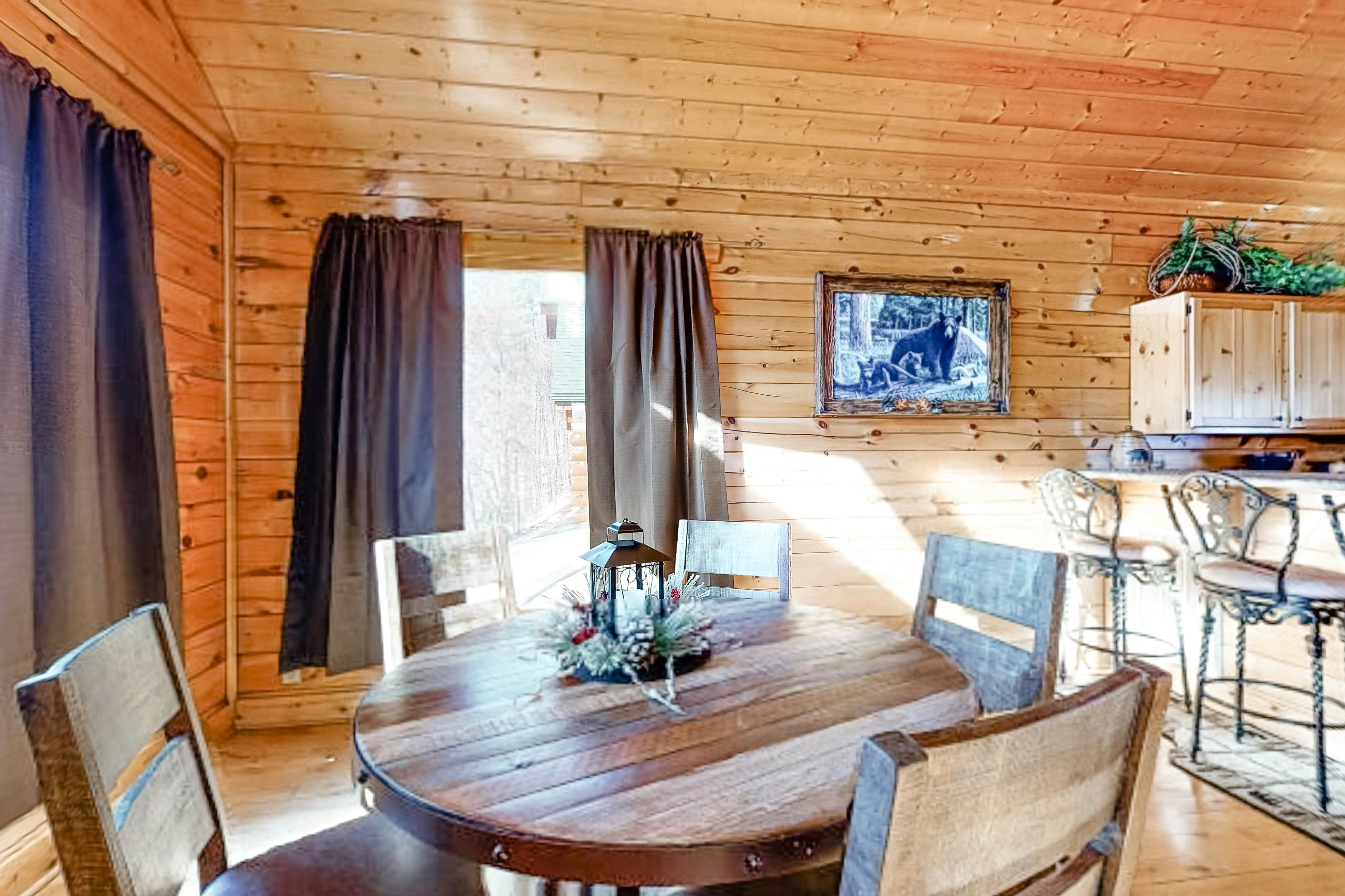 Gorgeous Private Oasis W/ Scenic Deck, Private Hot Tub & Free Attraction Tickets