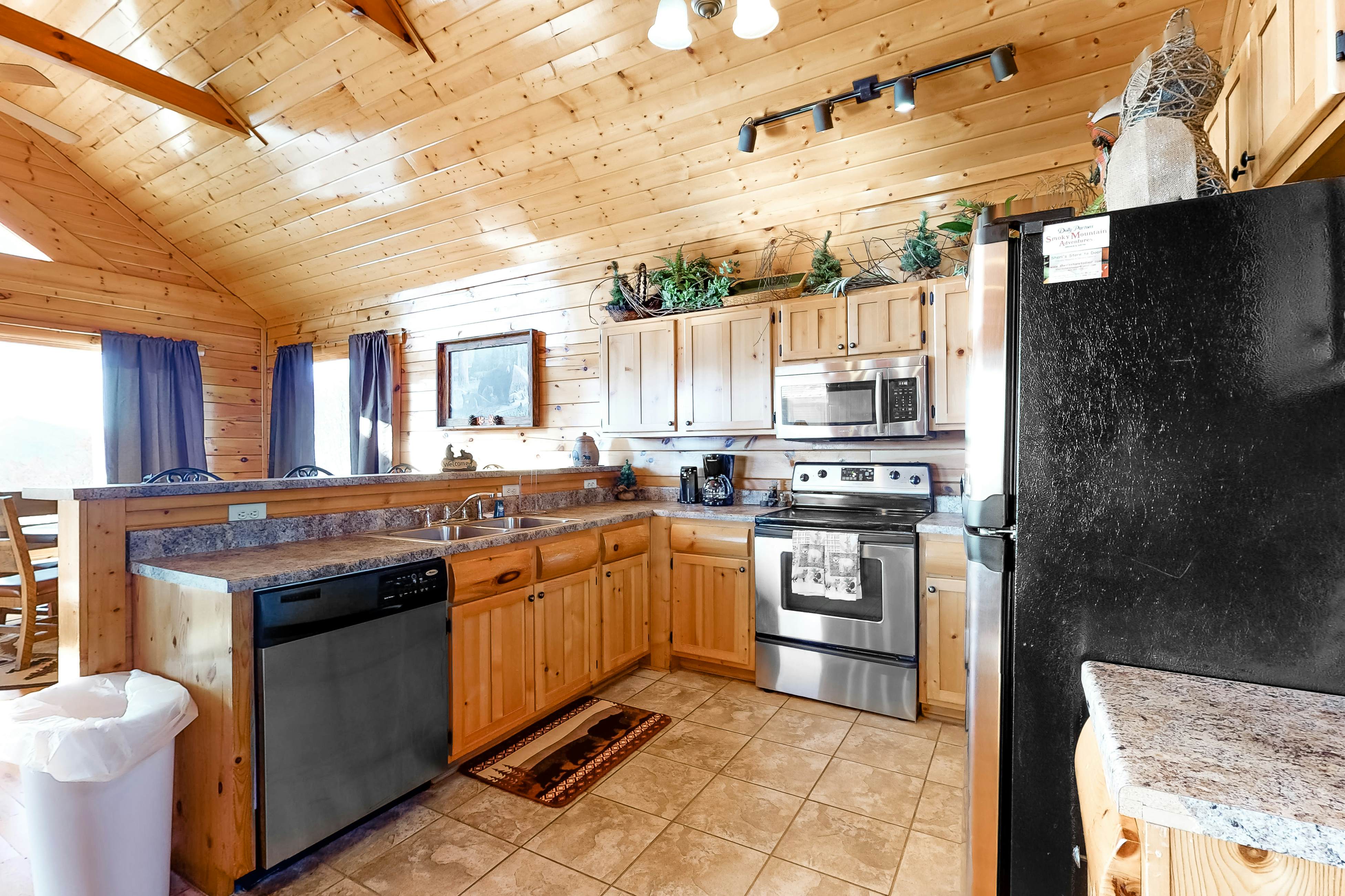 Gorgeous Private Oasis W/ Scenic Deck, Private Hot Tub & Free Attraction Tickets