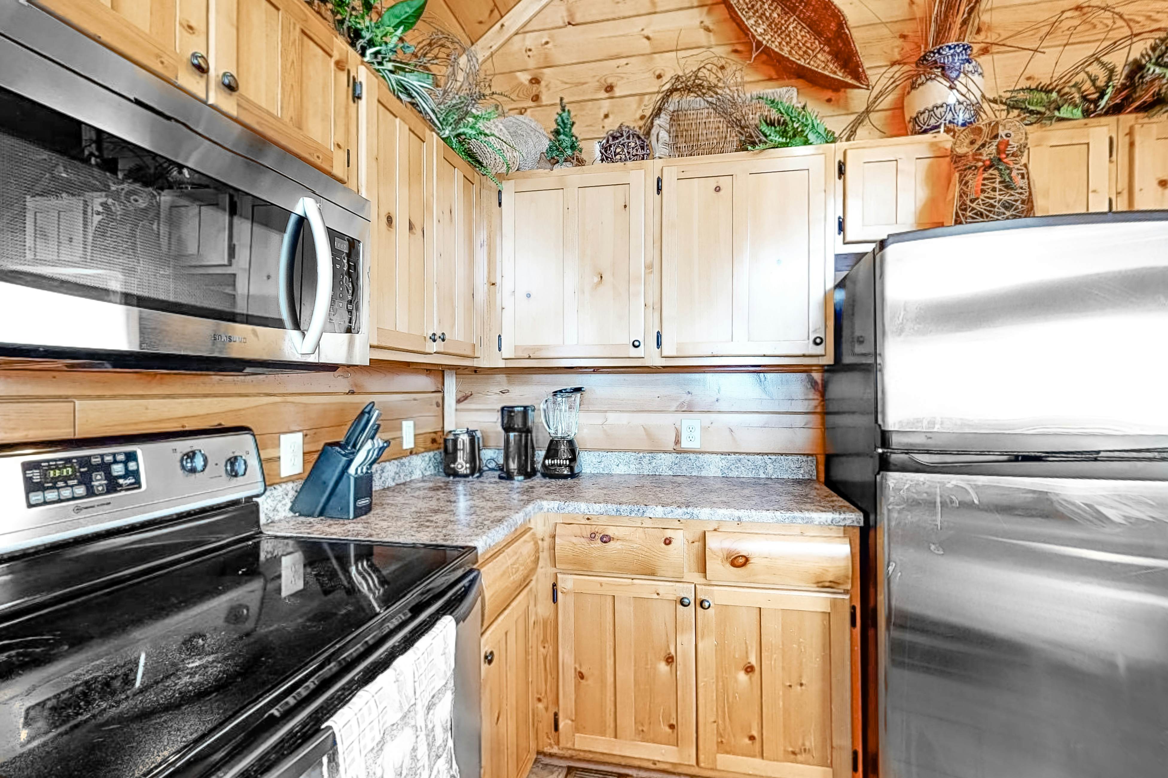 Gorgeous Private Oasis W/ Scenic Deck, Private Hot Tub & Free Attraction Tickets