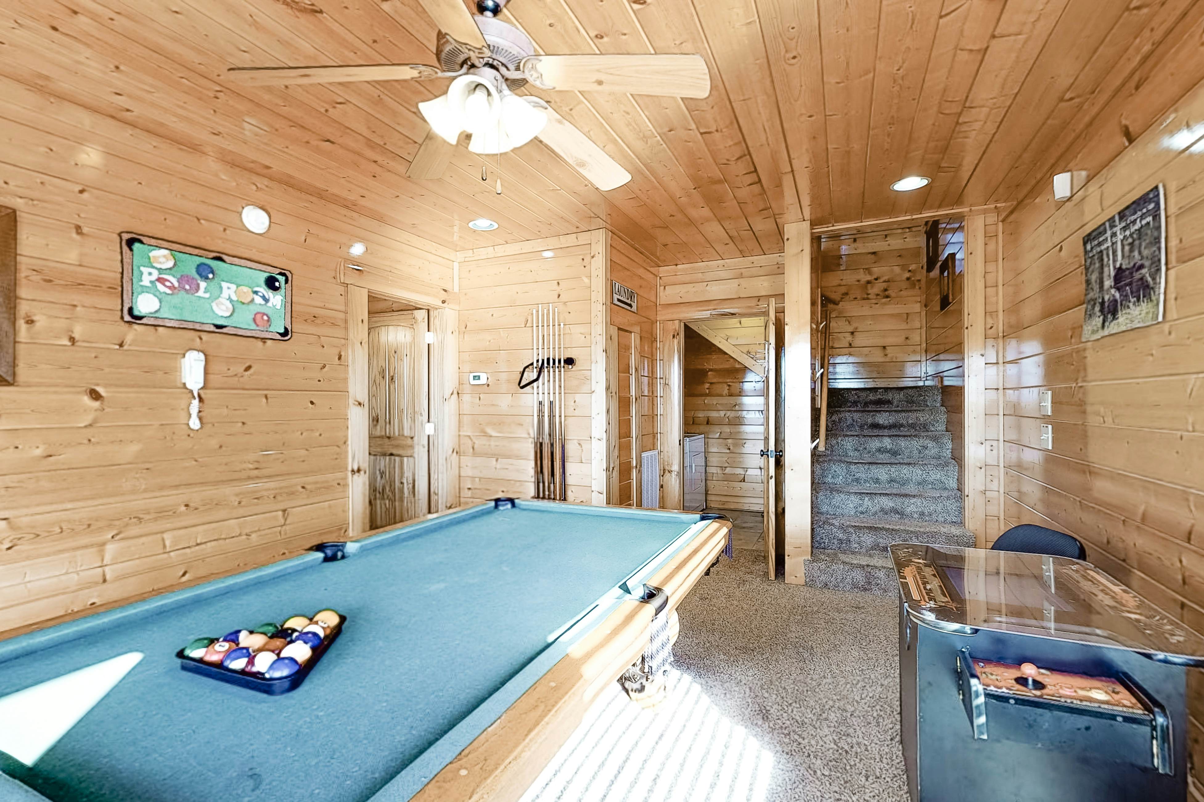 Gorgeous Private Oasis W/ Scenic Deck, Private Hot Tub & Free Attraction Tickets