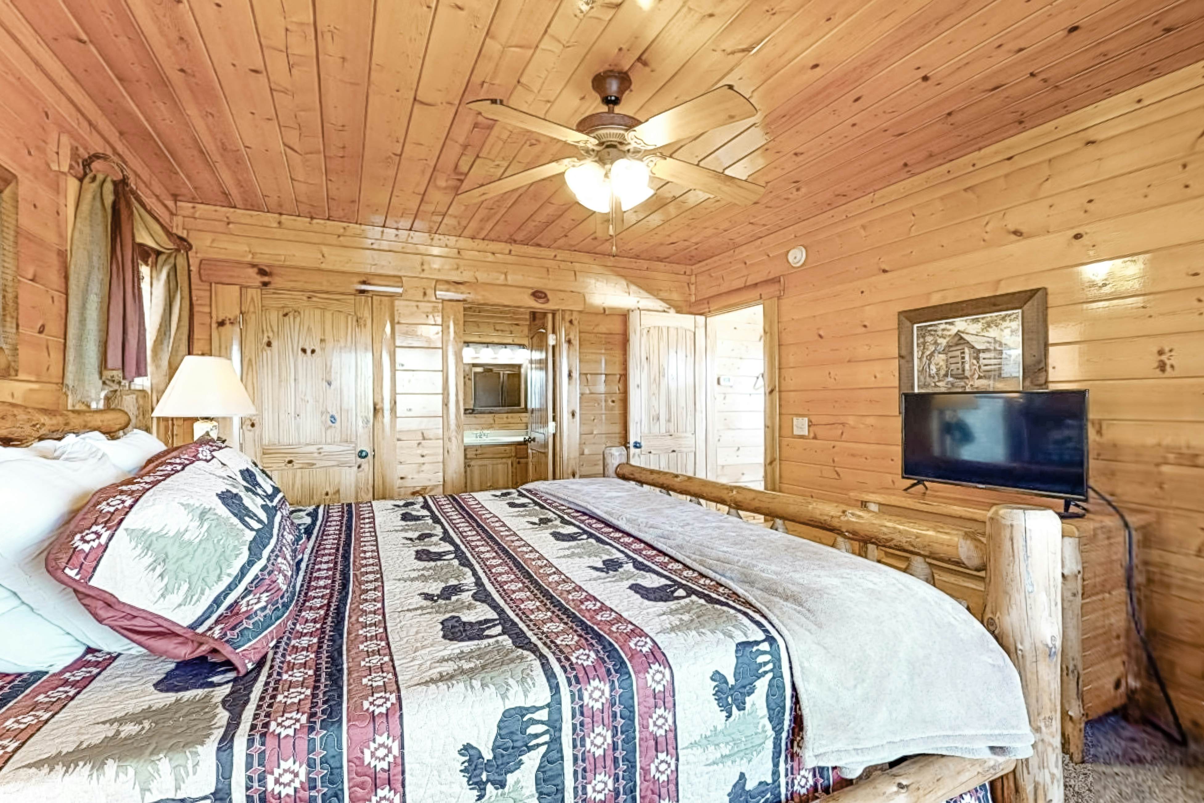 Gorgeous Private Oasis W/ Scenic Deck, Private Hot Tub & Free Attraction Tickets