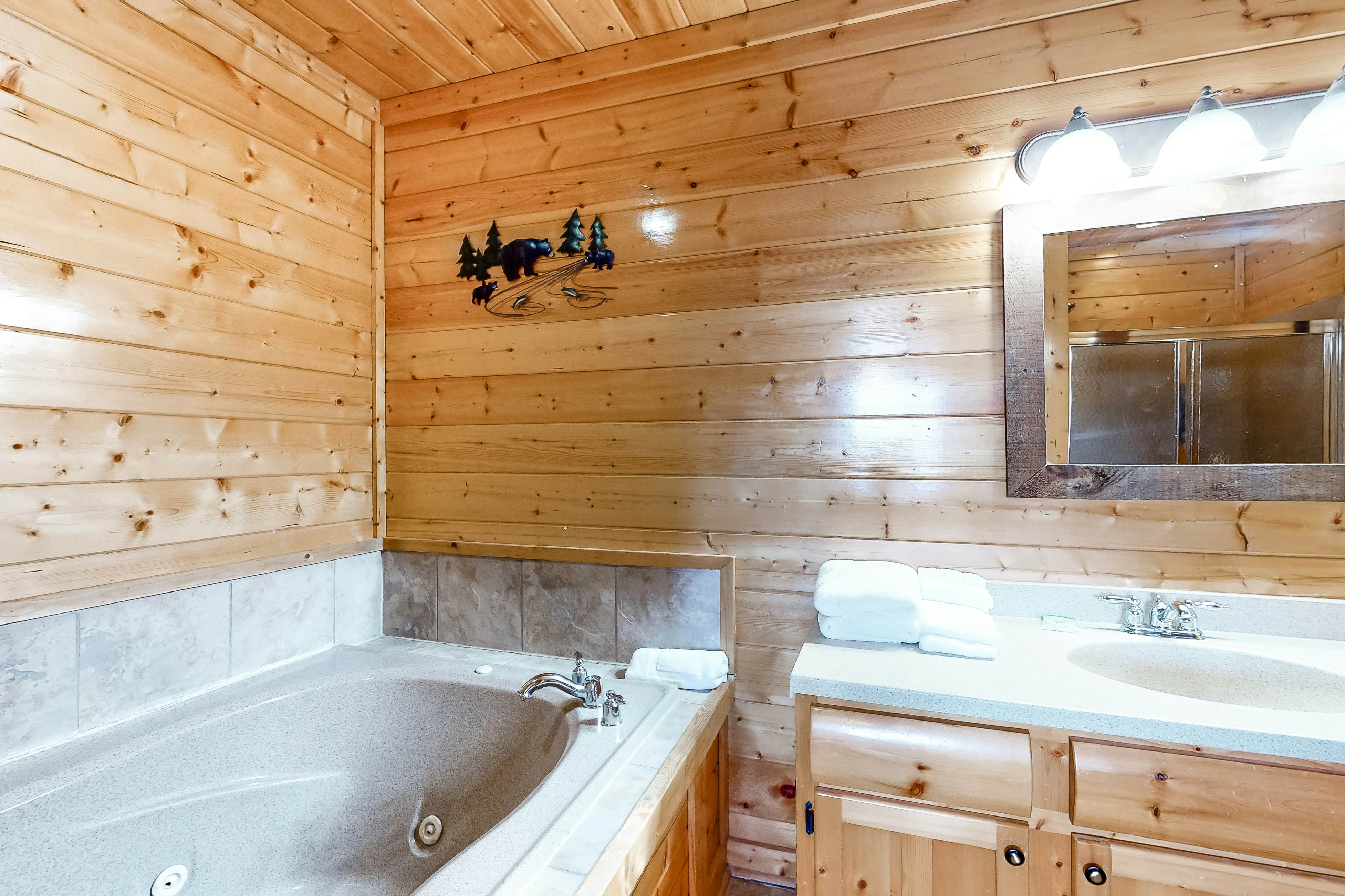 Gorgeous Private Oasis W/ Scenic Deck, Private Hot Tub & Free Attraction Tickets