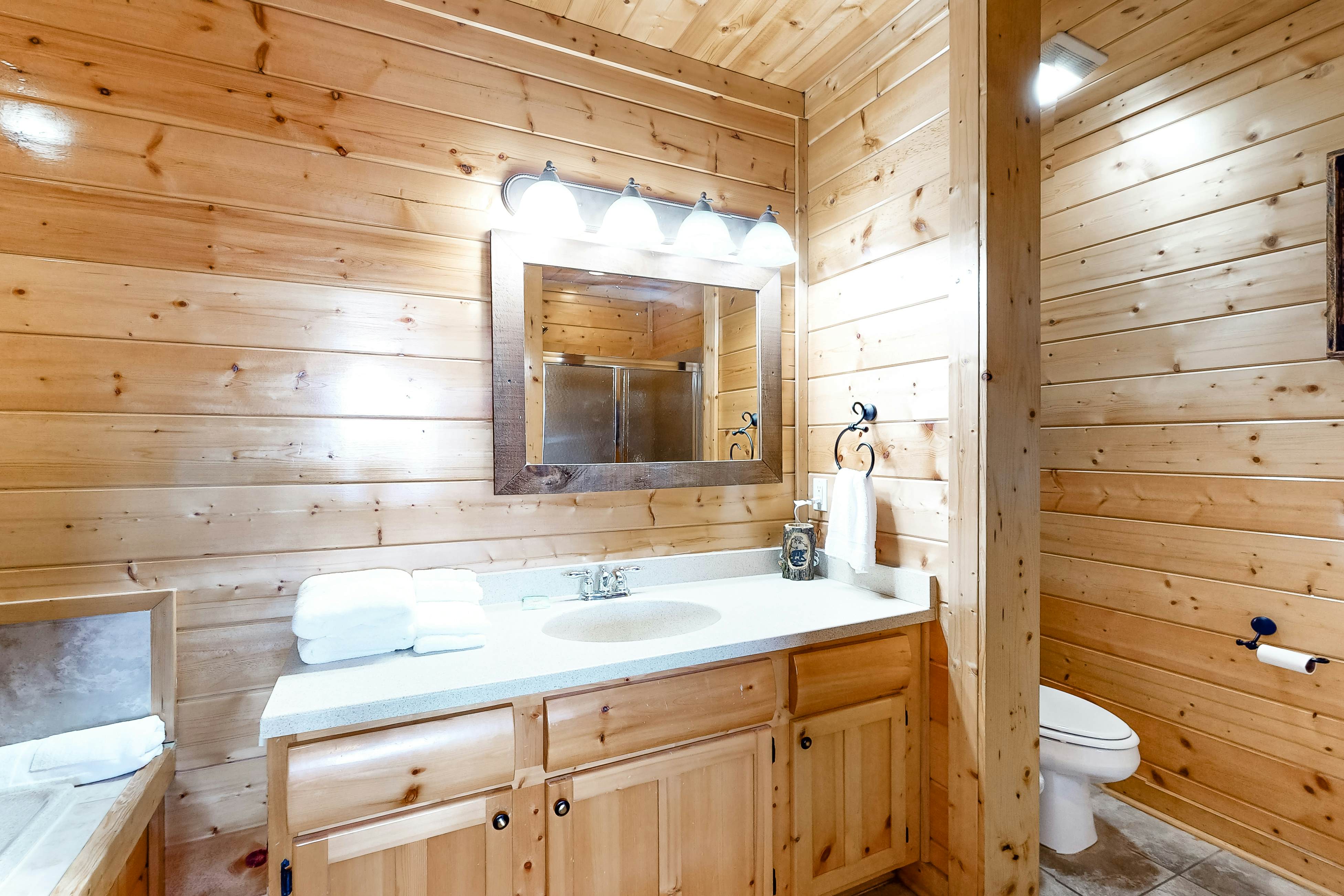 Gorgeous Private Oasis W/ Scenic Deck, Private Hot Tub & Free Attraction Tickets