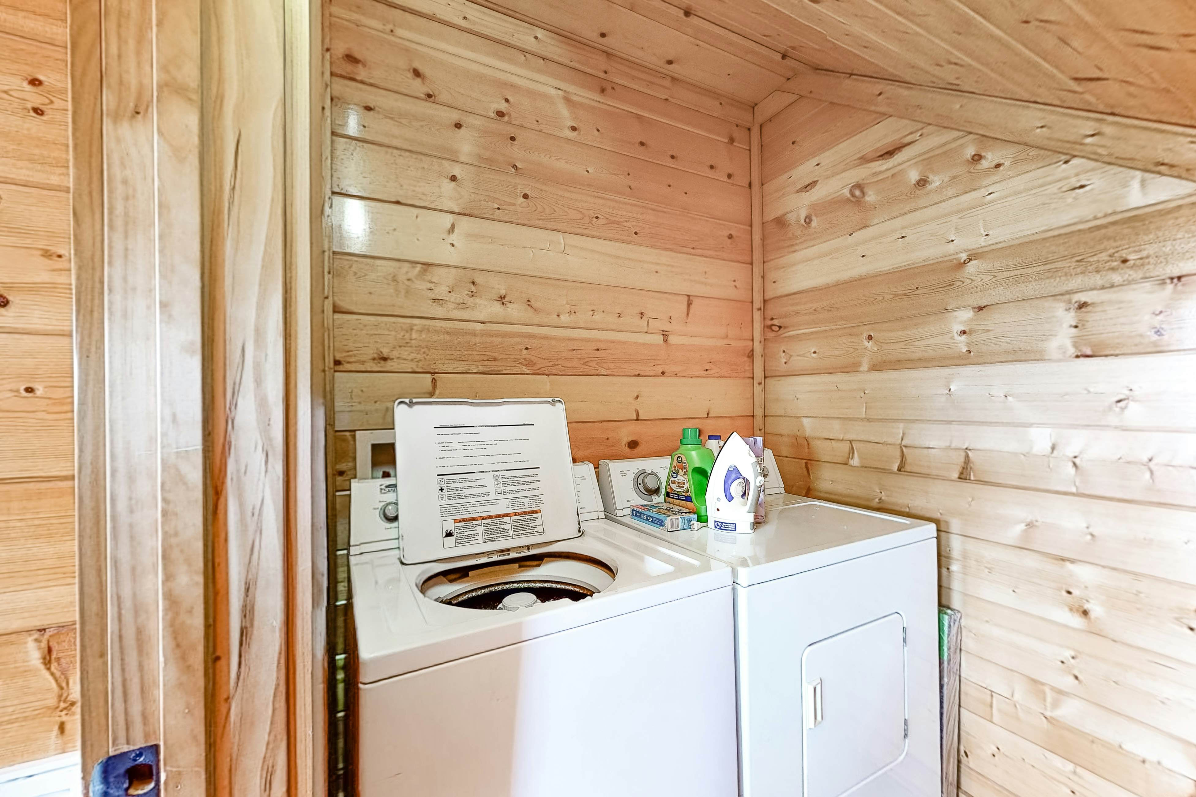 Gorgeous Private Oasis W/ Scenic Deck, Private Hot Tub & Free Attraction Tickets