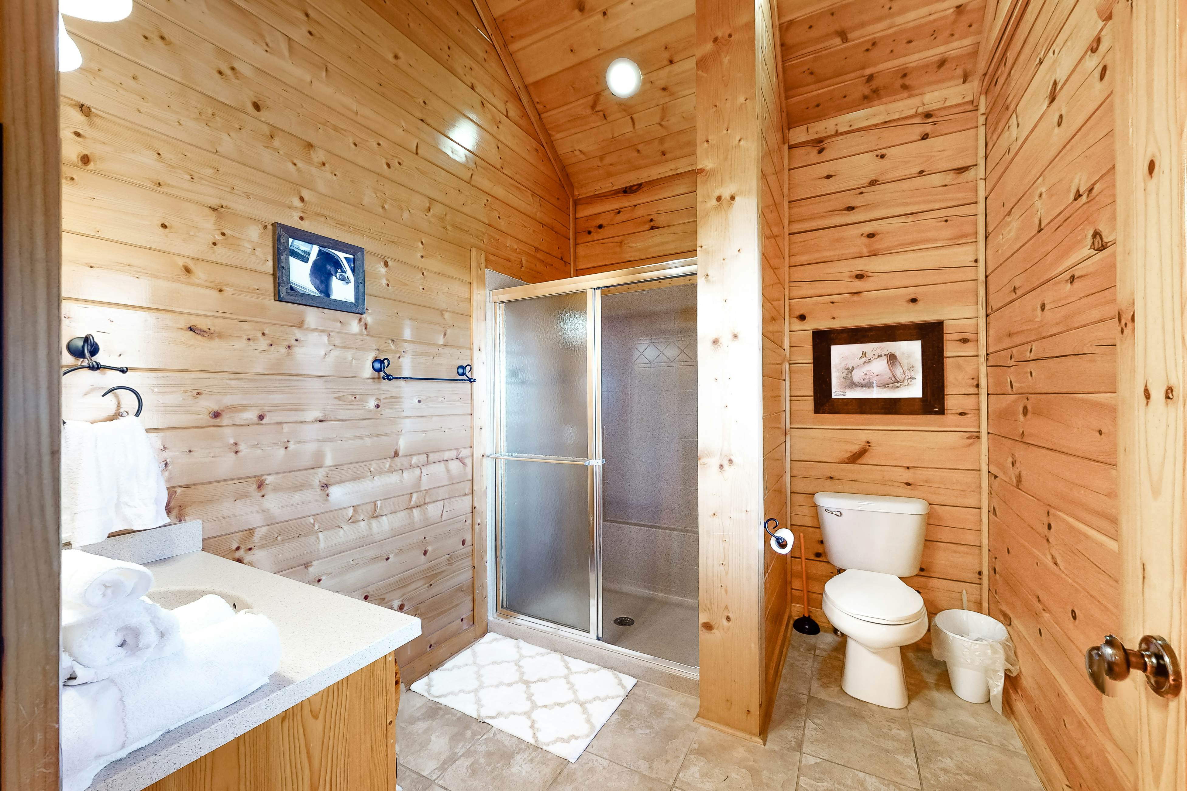 Gorgeous Private Oasis W/ Scenic Deck, Private Hot Tub & Free Attraction Tickets