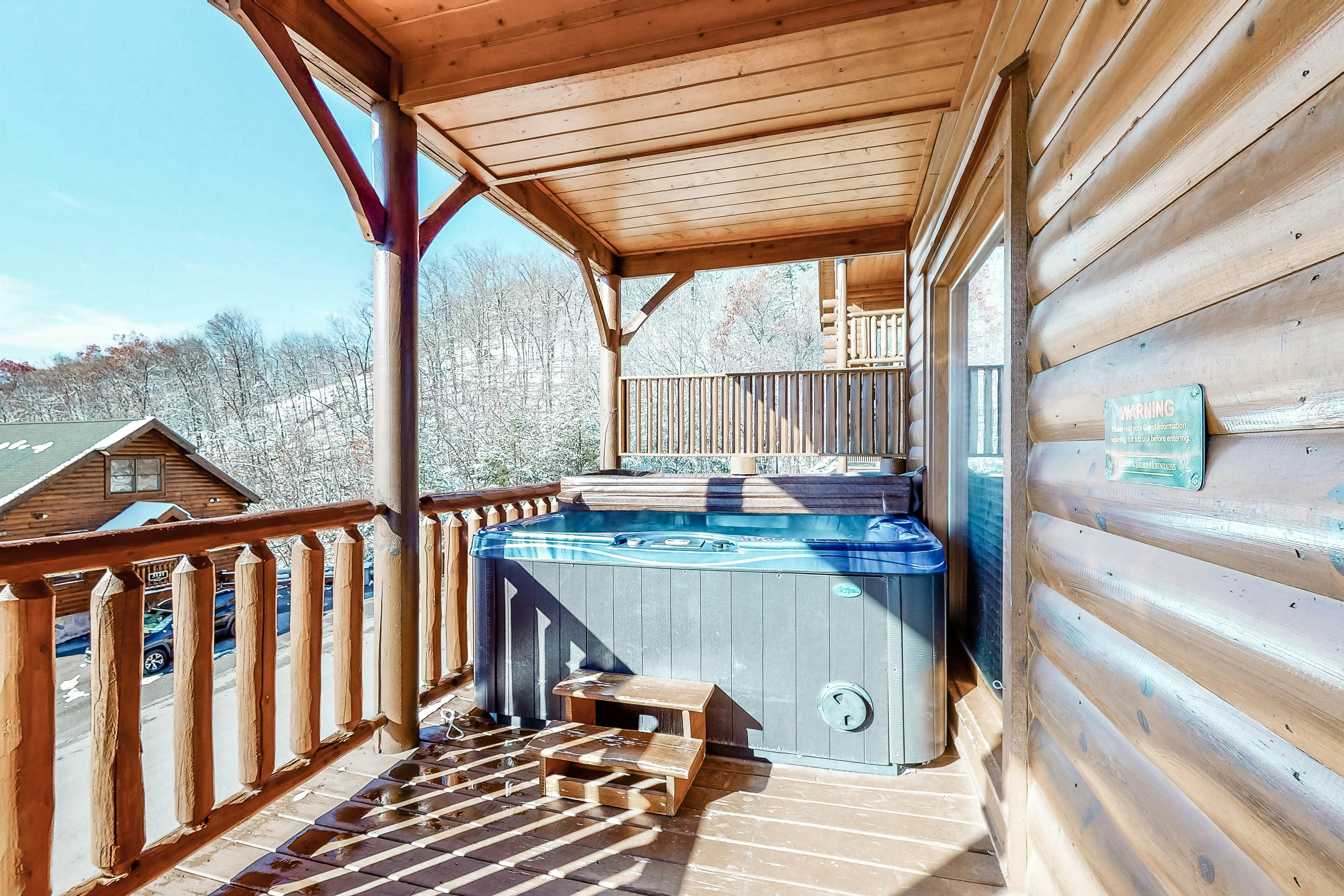 Gorgeous Private Oasis W/ Scenic Deck, Private Hot Tub & Free Attraction Tickets