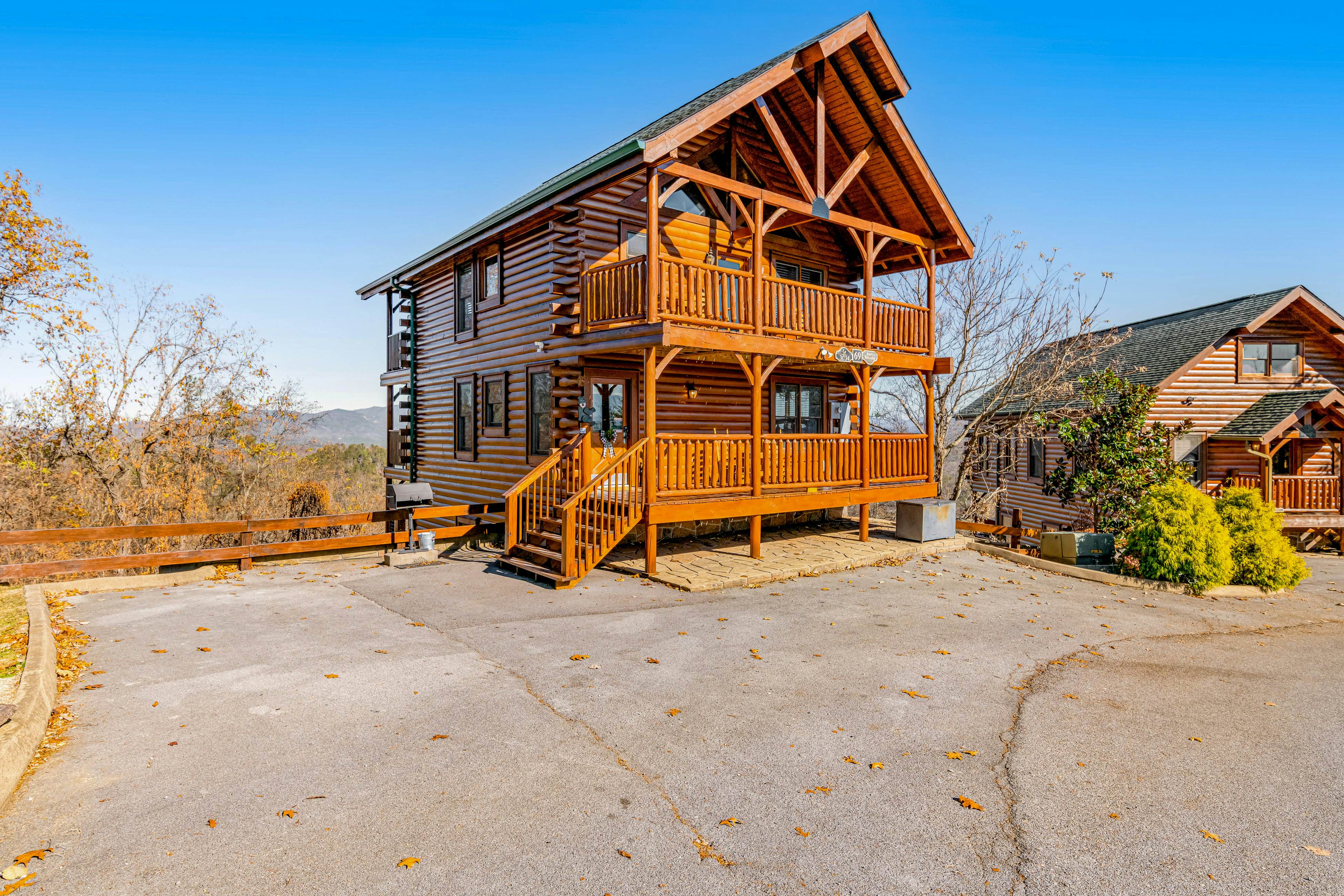 Mtn retreat w/ hot tub, game room, decks, pool access + free attraction tickets