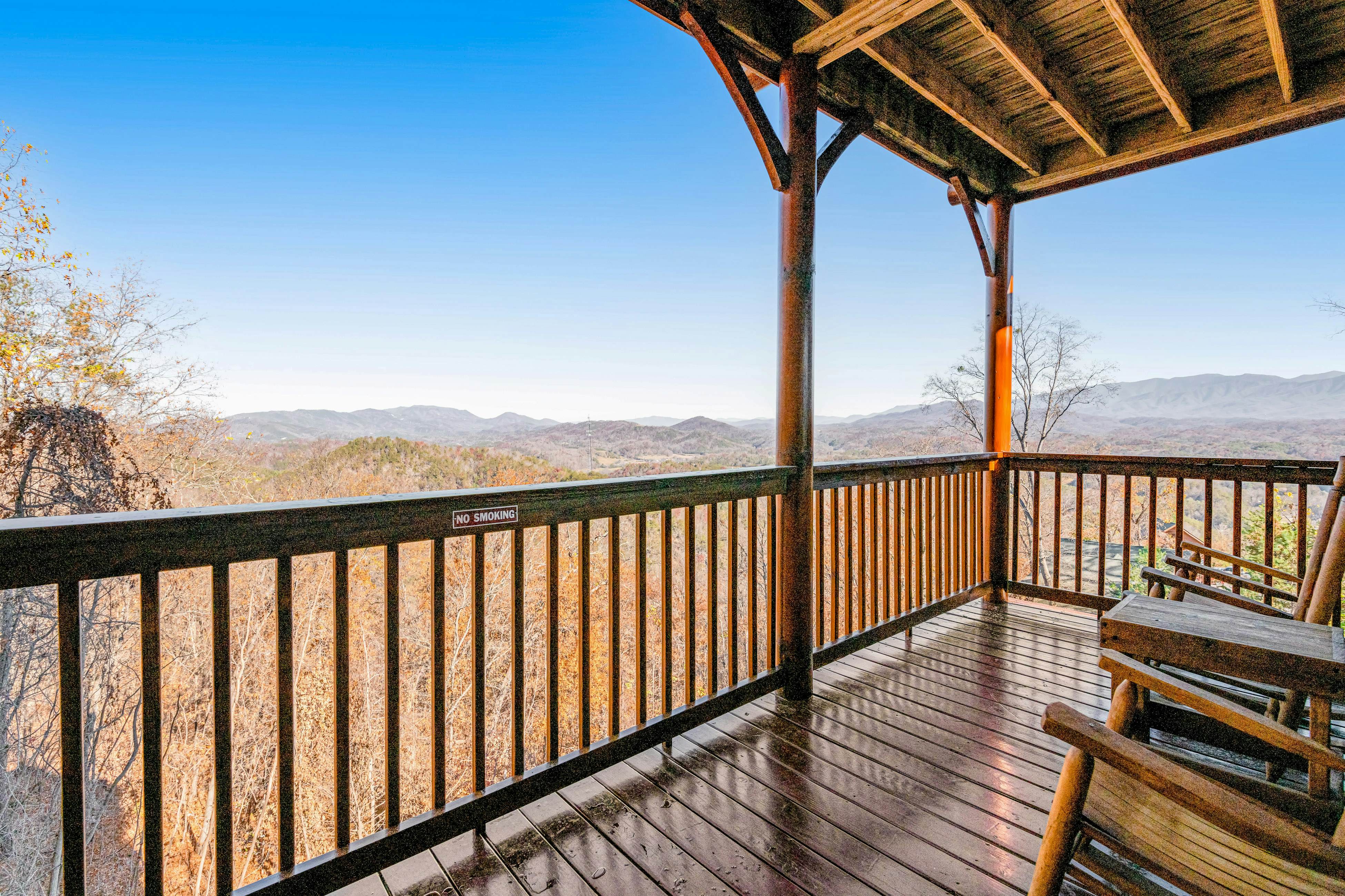 Mtn retreat w/ hot tub, game room, decks, pool access + free attraction tickets