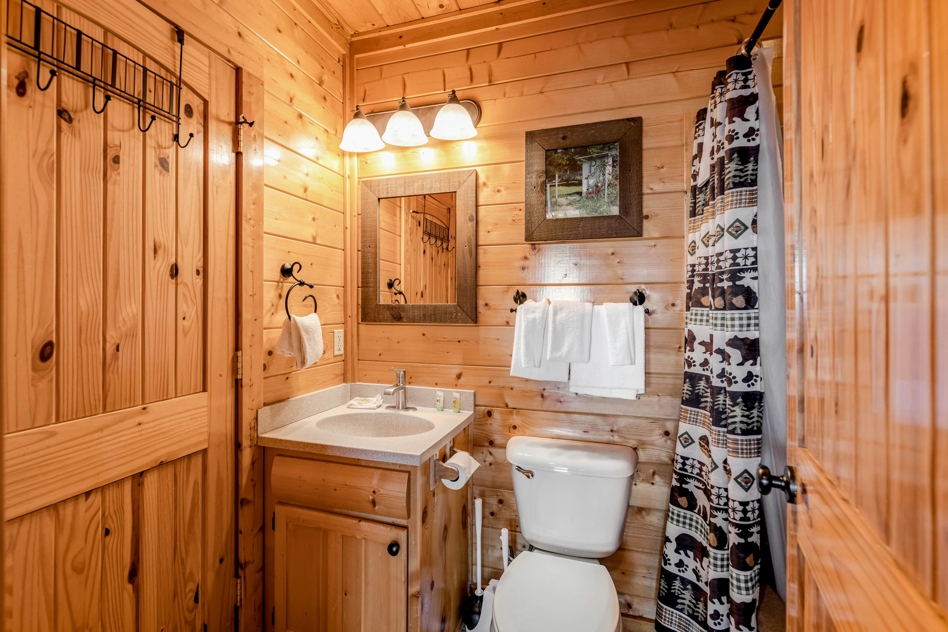 Mtn retreat w/ hot tub, game room, decks, pool access + free attraction tickets