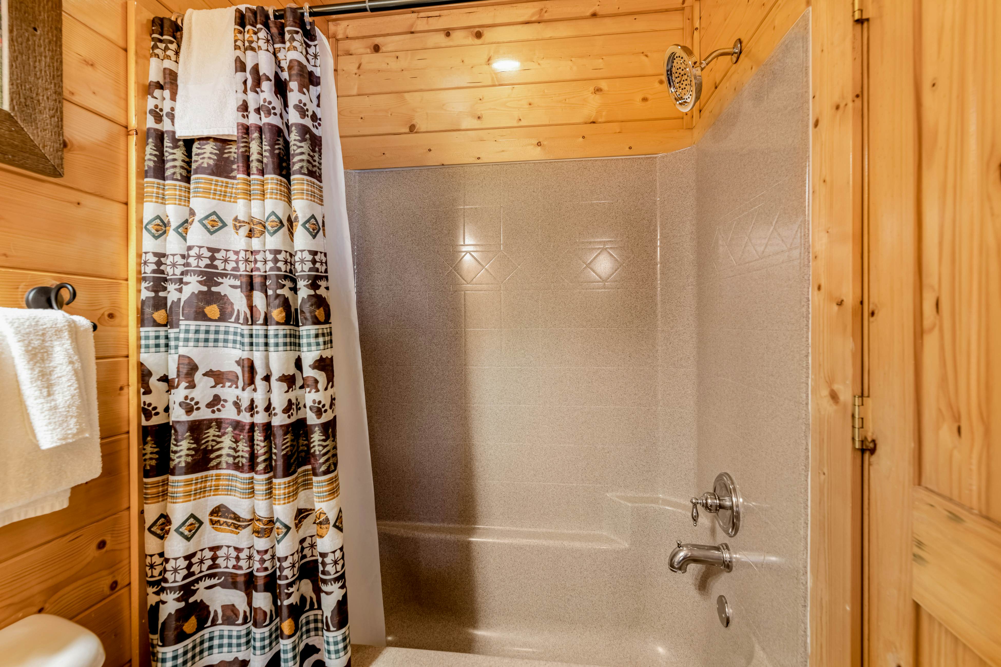 Mtn retreat w/ hot tub, game room, decks, pool access + free attraction tickets