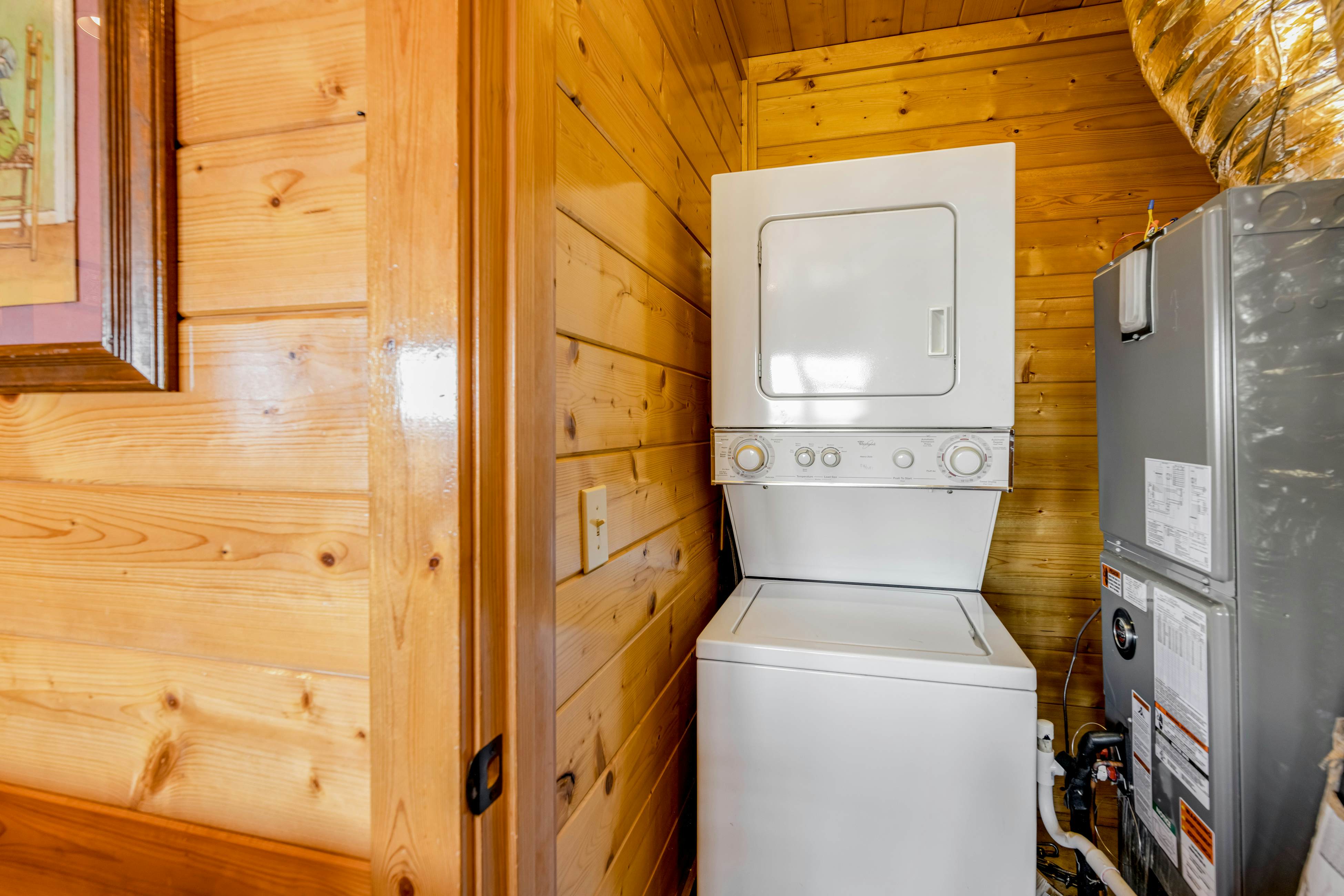 Mtn retreat w/ hot tub, game room, decks, pool access + free attraction tickets