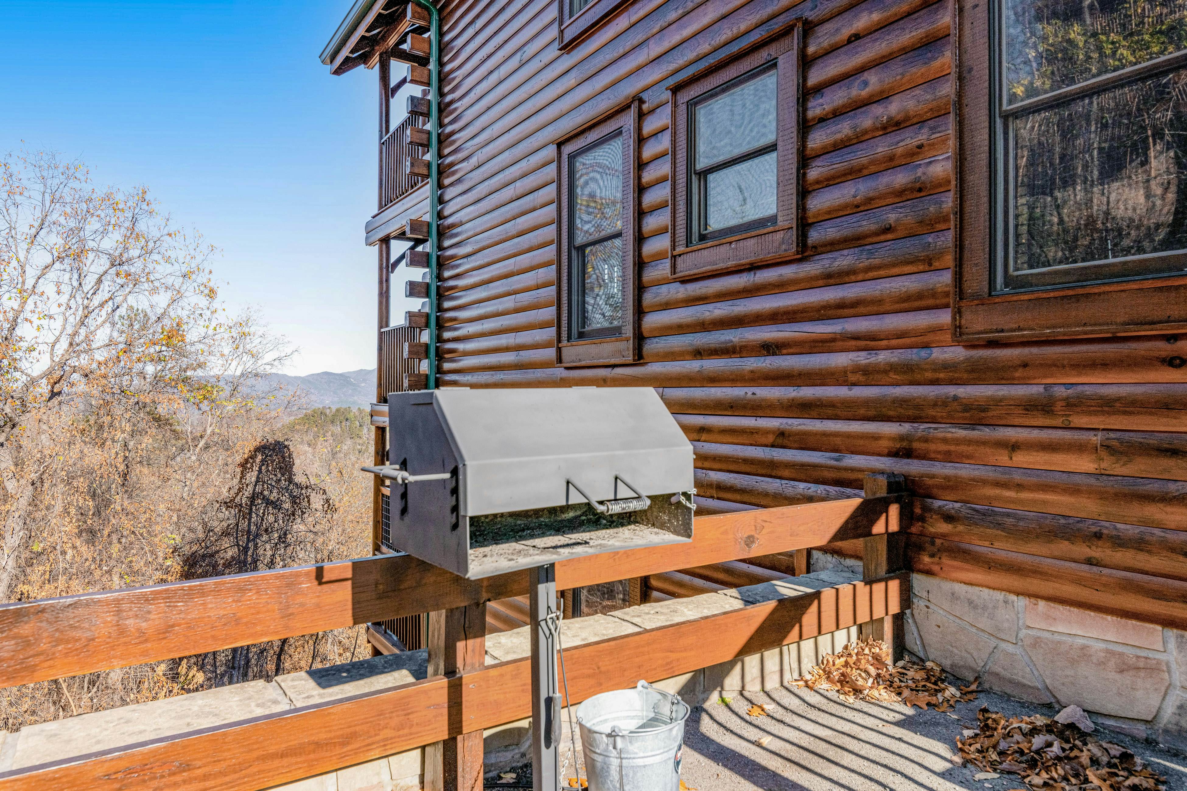 Mtn retreat w/ hot tub, game room, decks, pool access + free attraction tickets