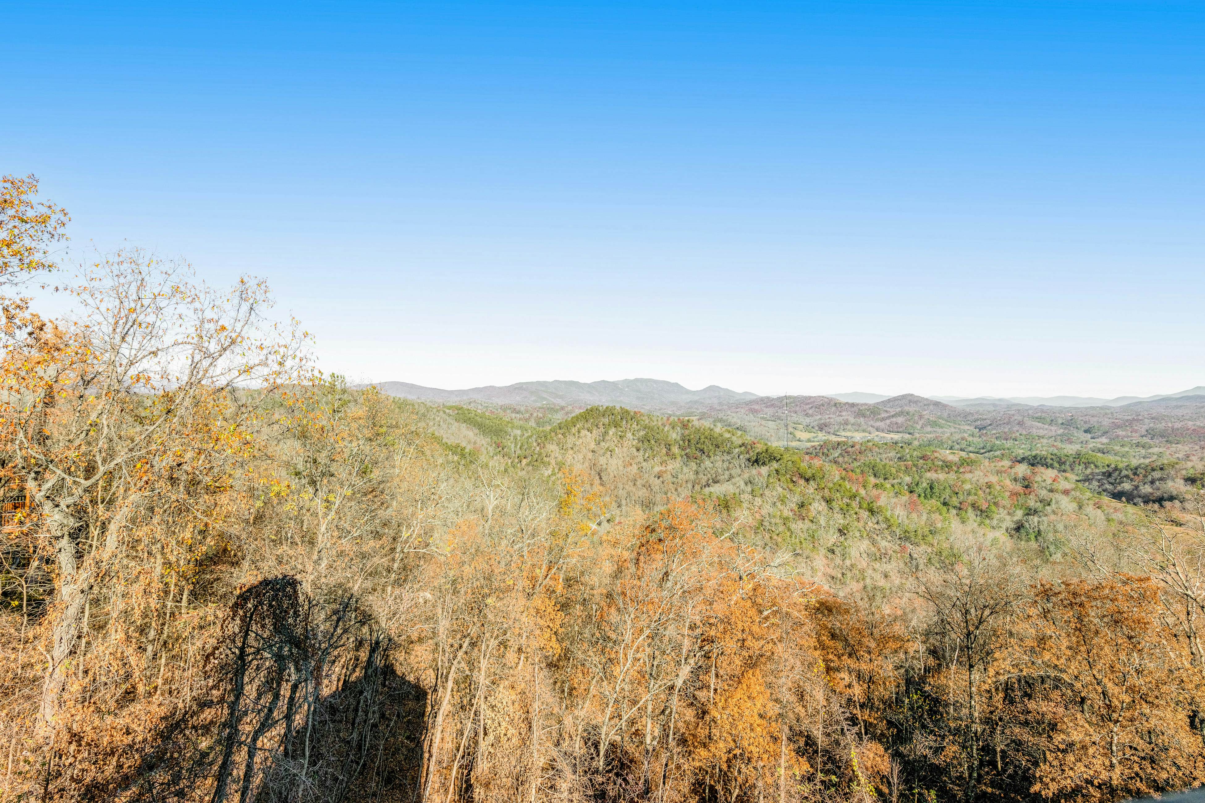 Mtn retreat w/ hot tub, game room, decks, pool access + free attraction tickets