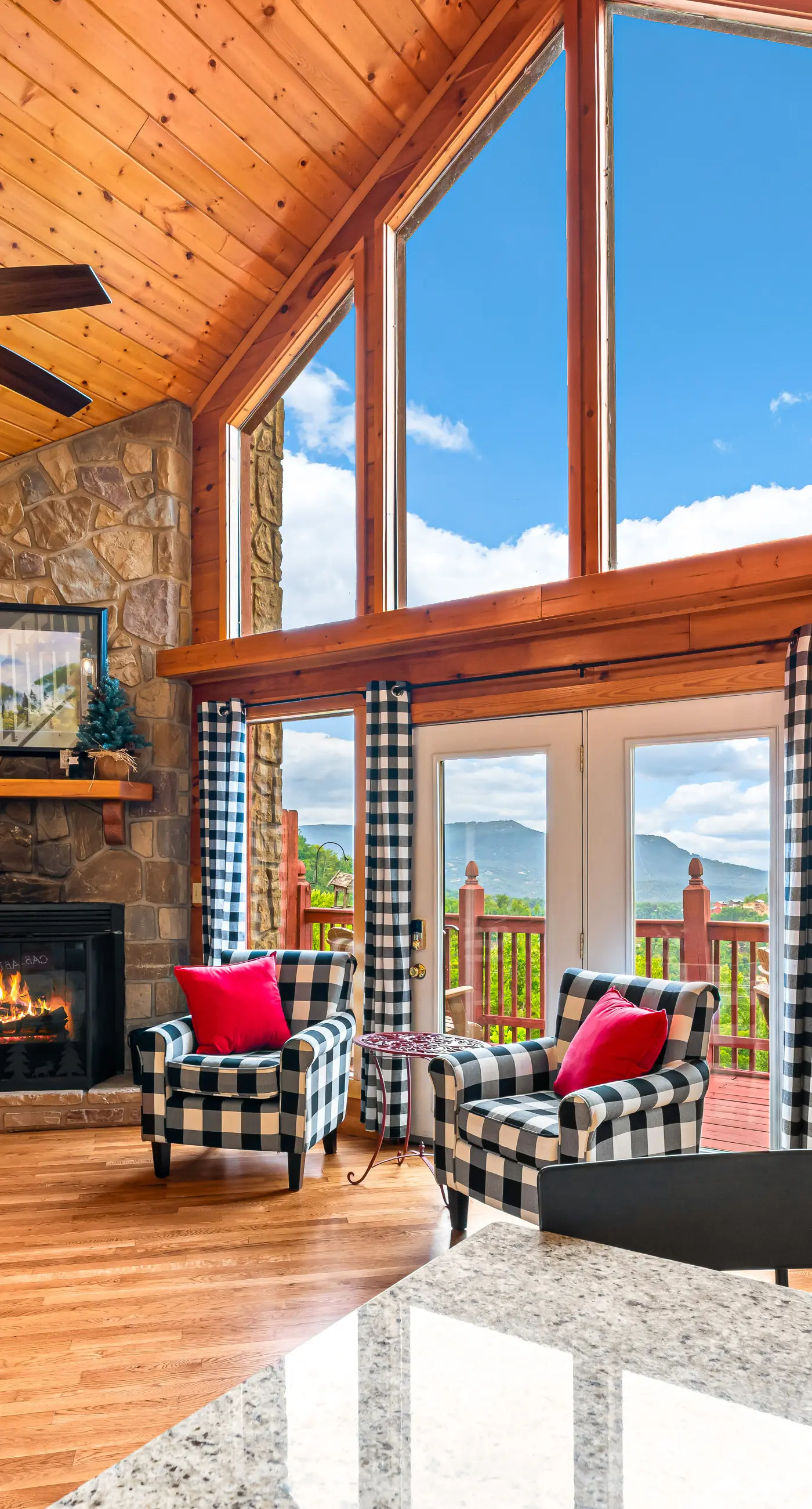 Bearfoot Inn, Sleeps 6・Stunning Views・Games