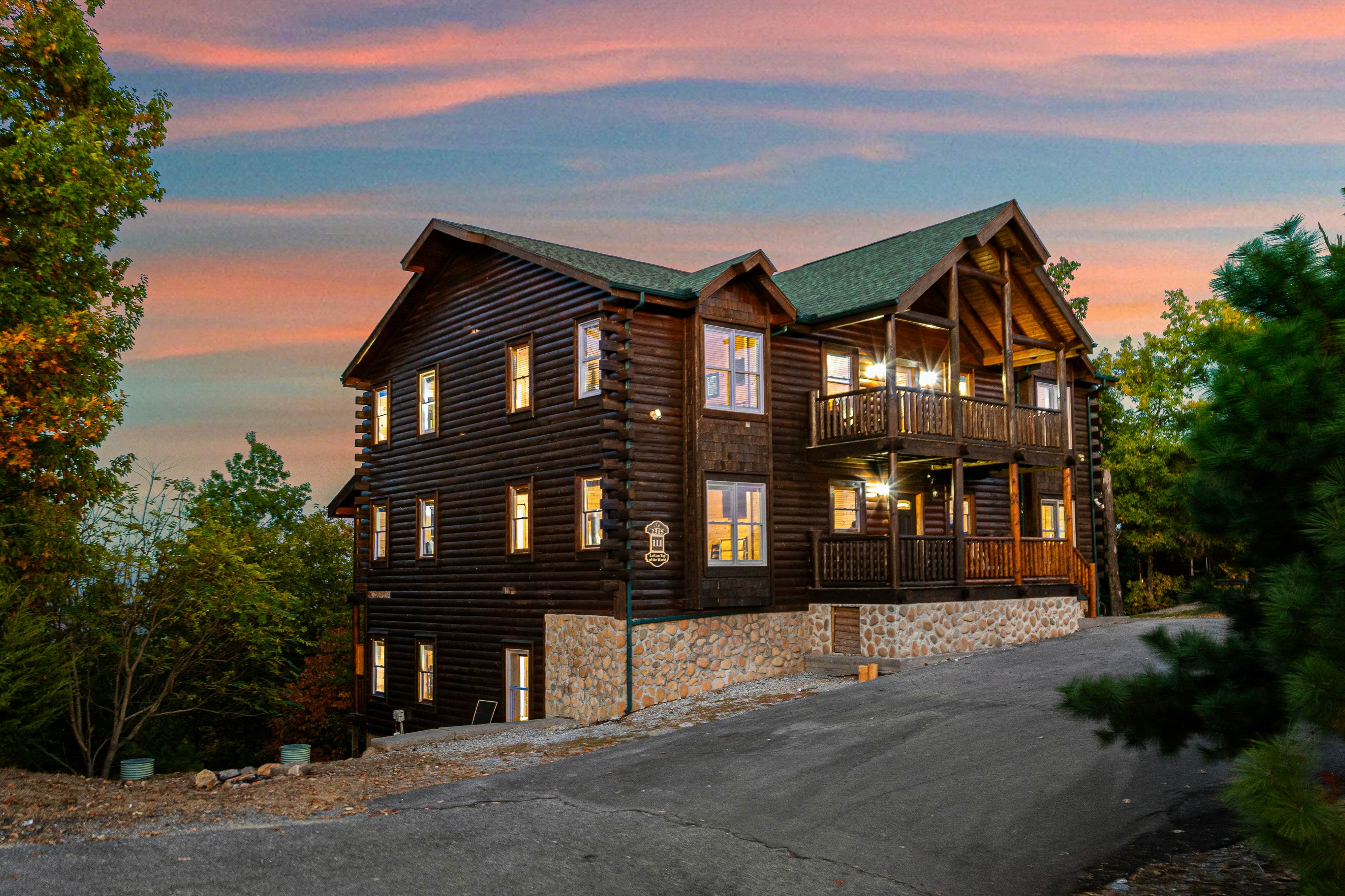 Amazing cabin sleeping 58 w/dual 7-person hot tubs, billiards, theater - attraction tickets!