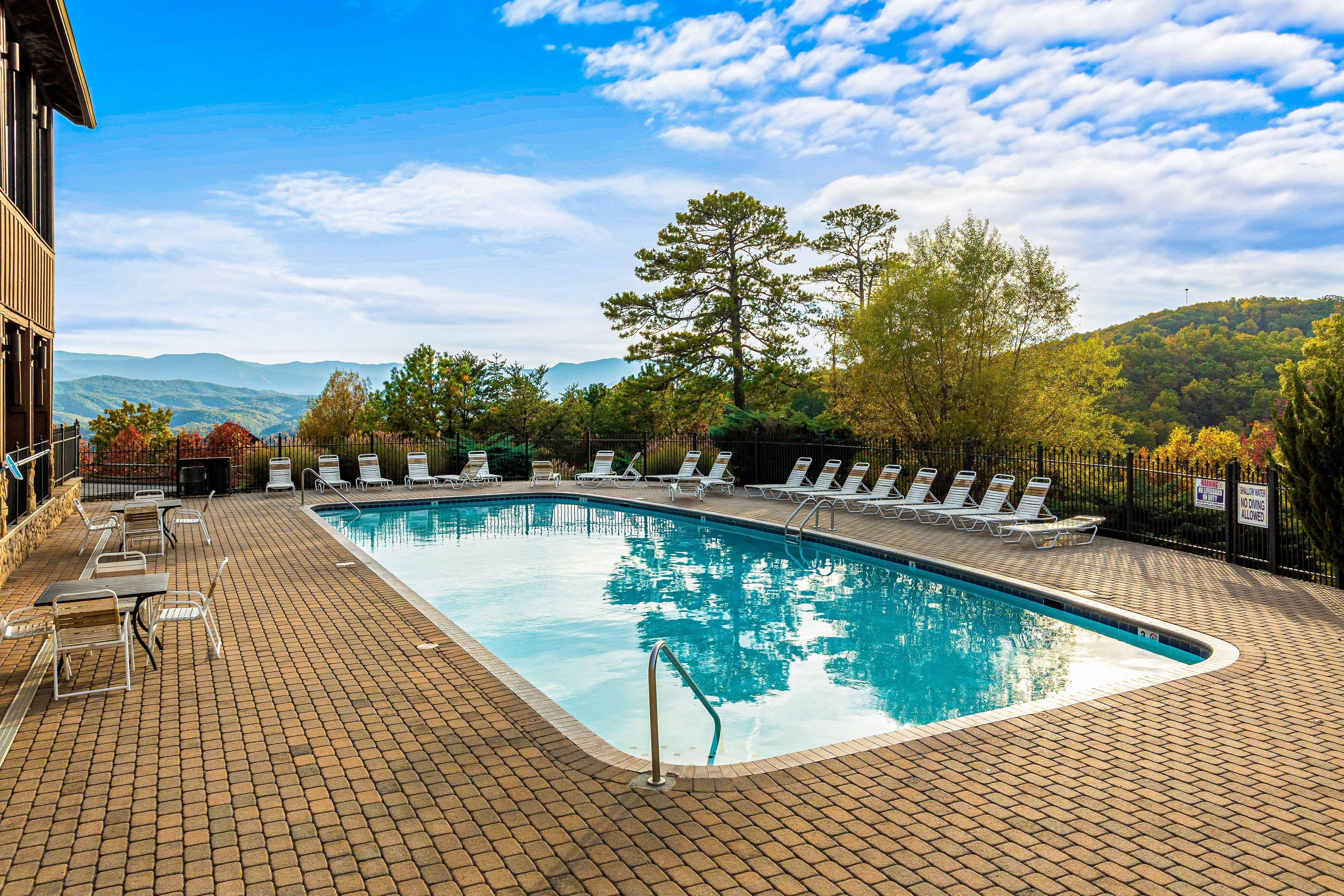 Amazing cabin sleeping 58 w/dual 7-person hot tubs, billiards, theater - attraction tickets!