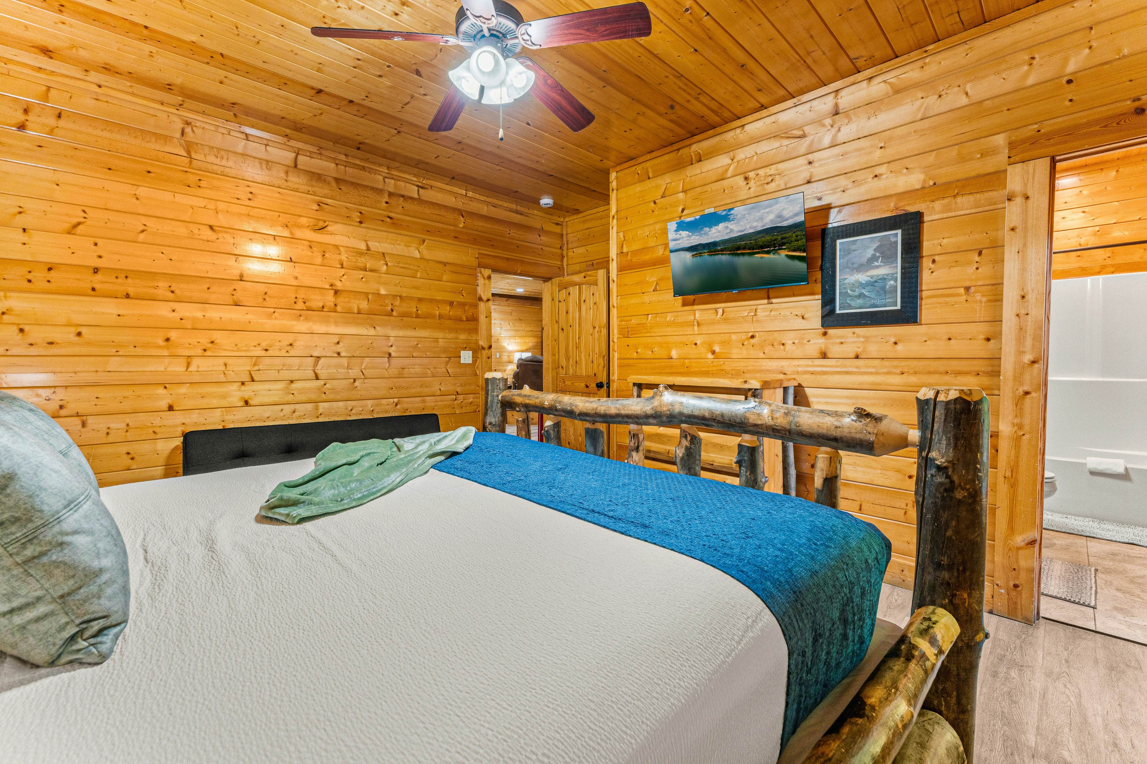 Amazing cabin sleeping 58 w/dual 7-person hot tubs, billiards, theater - attraction tickets!