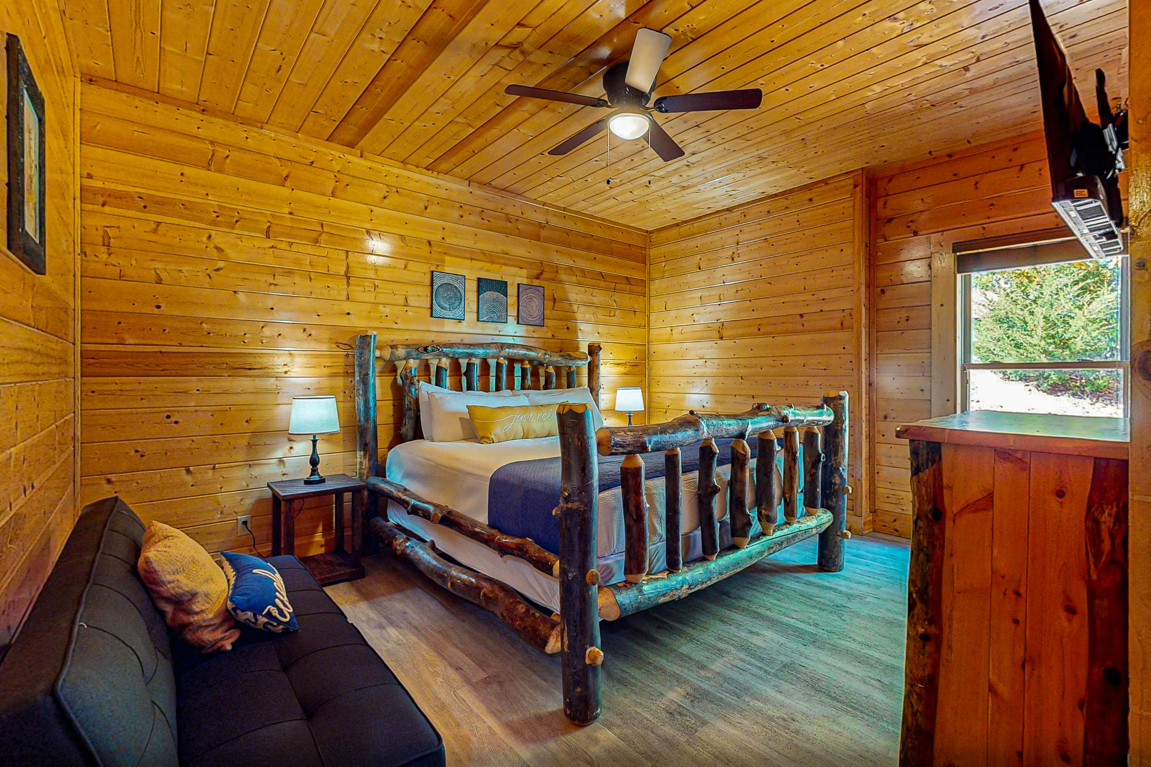 Amazing cabin sleeping 58 w/dual 7-person hot tubs, billiards, theater - attraction tickets!