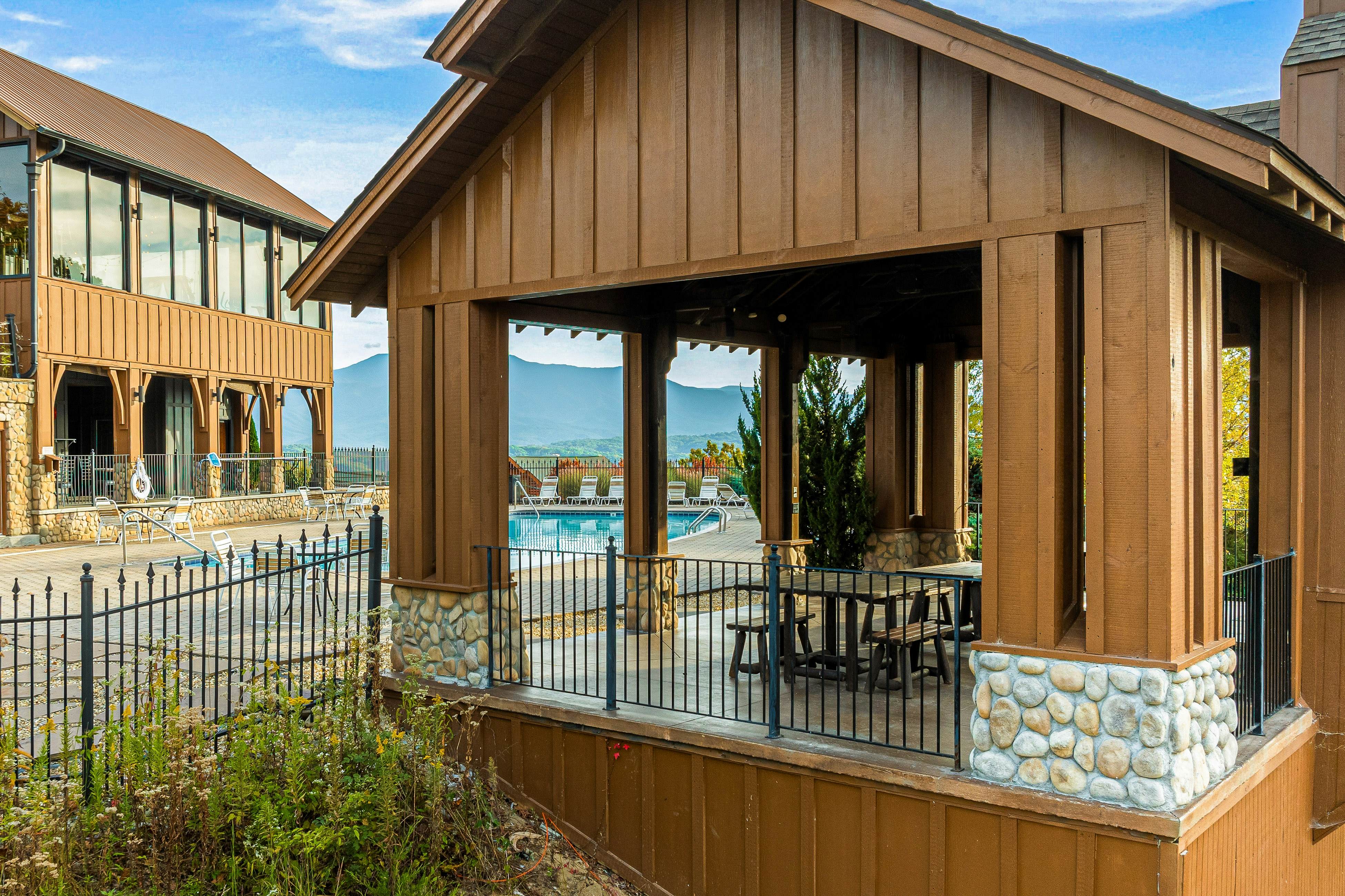 Amazing cabin sleeping 58 w/dual 7-person hot tubs, billiards, theater - attraction tickets!