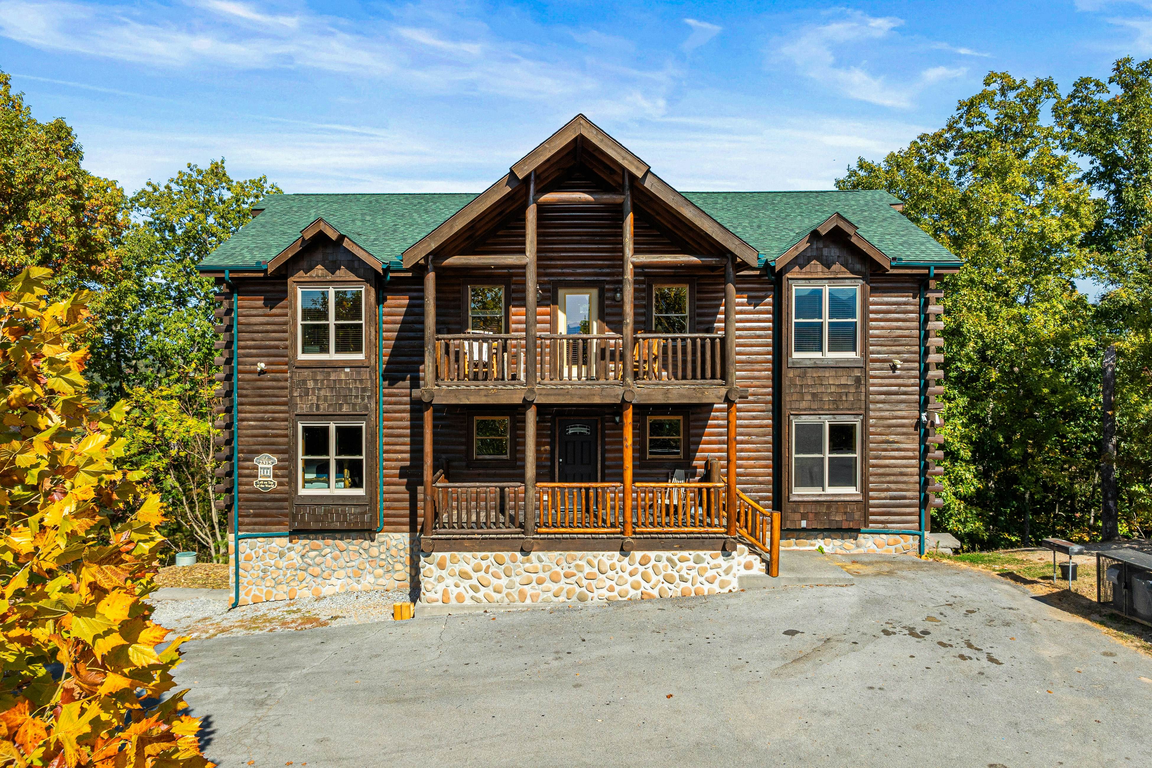 Amazing cabin sleeping 58 w/dual 7-person hot tubs, billiards, theater - attraction tickets!