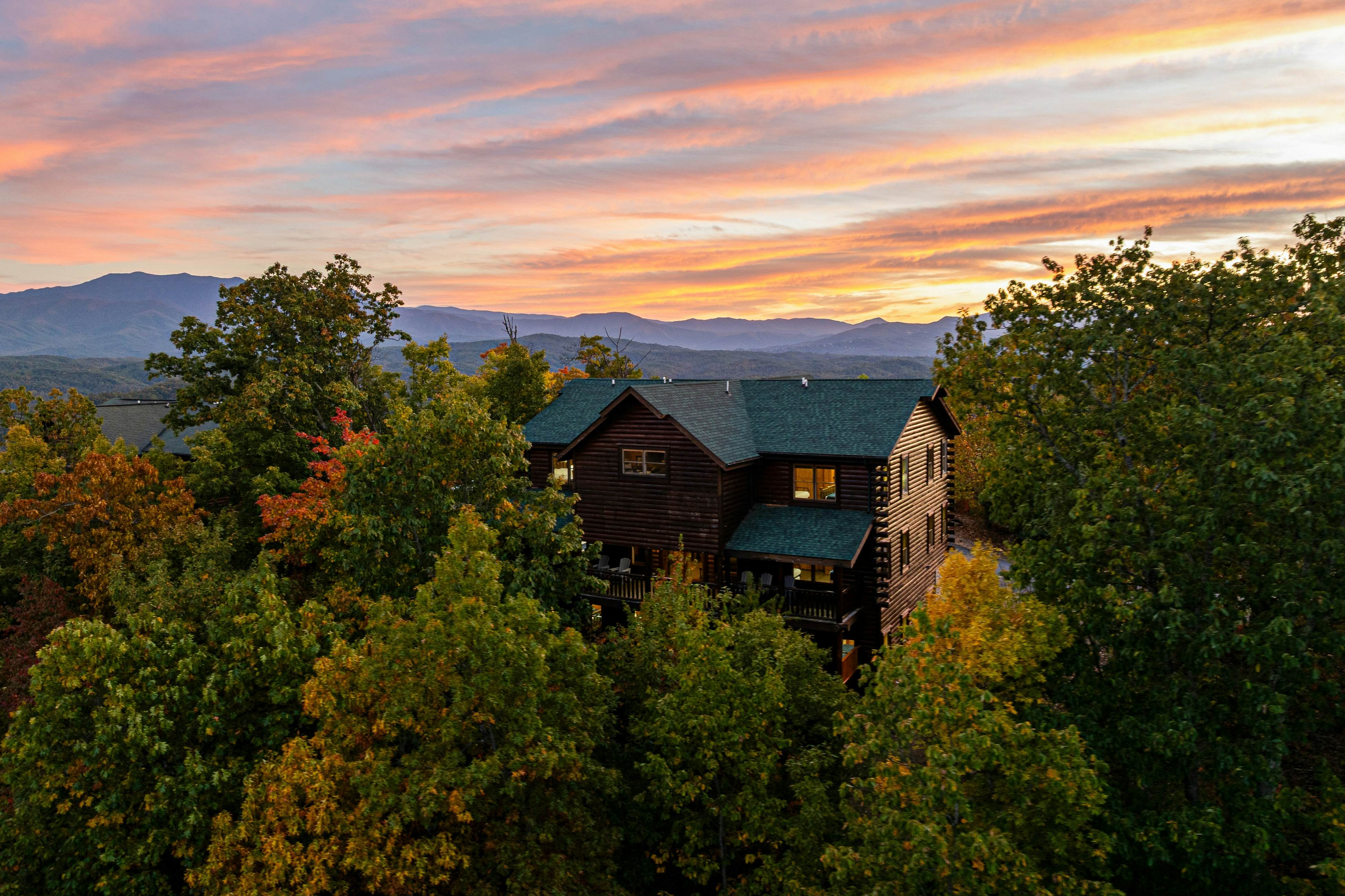 Amazing cabin sleeping 58 w/dual 7-person hot tubs, billiards, theater - attraction tickets!