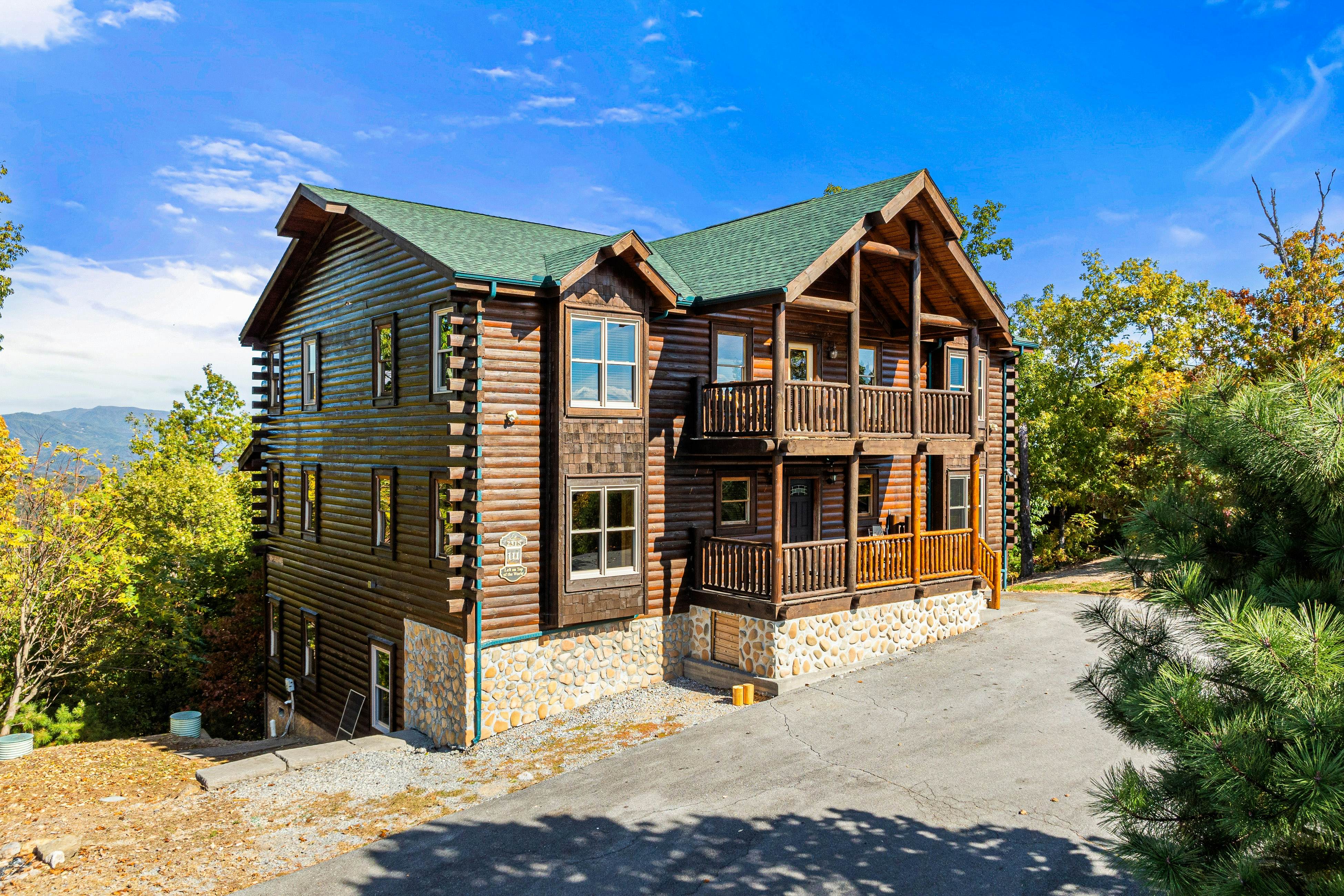 Amazing cabin sleeping 58 w/dual 7-person hot tubs, billiards, theater - attraction tickets!