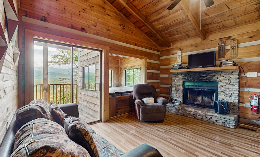 Secluded Home, Sleeps 6・Mtn Views・Dog Welcome