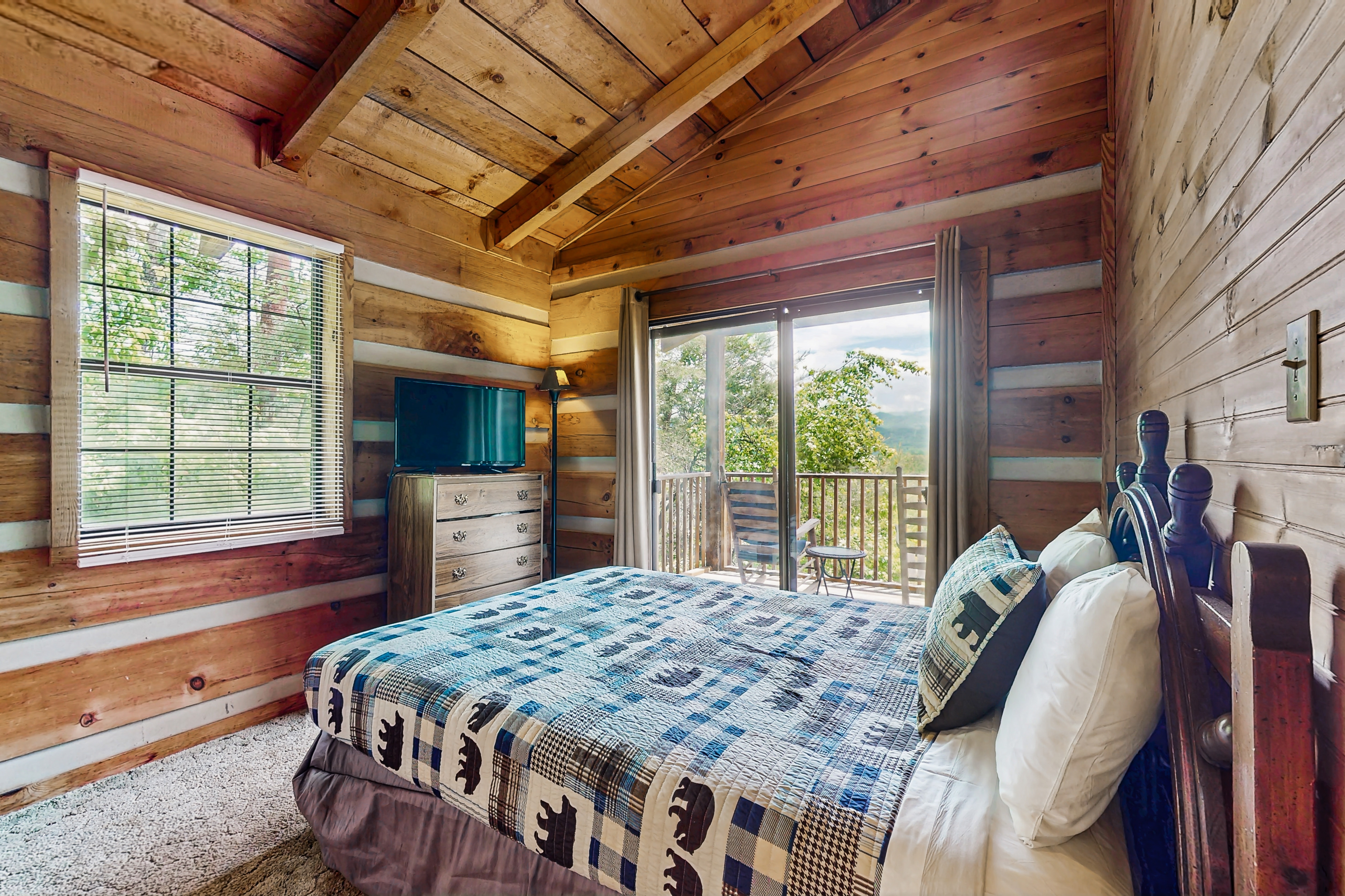 Secluded Home, Sleeps 6・Mtn Views・Dog Welcome