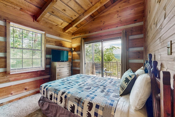 Secluded Home, Sleeps 6・Mtn Views・Dog Welcome