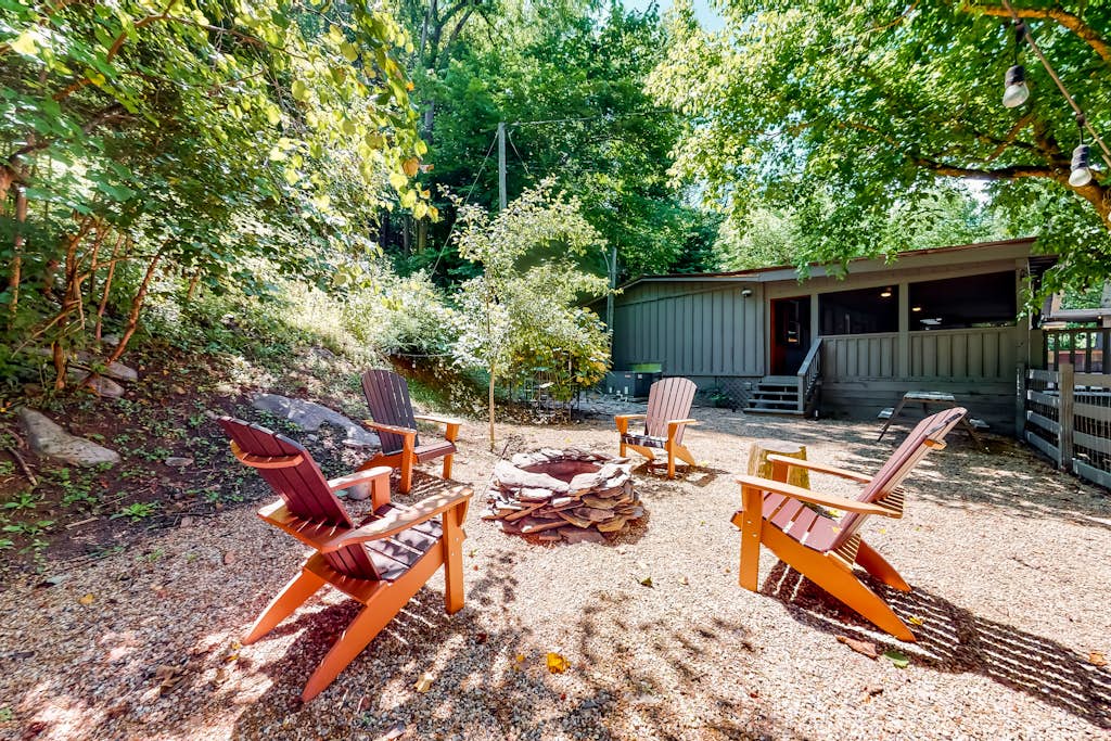 Charming Mtn View Cabin, Sleeps 8, Spacious Deck