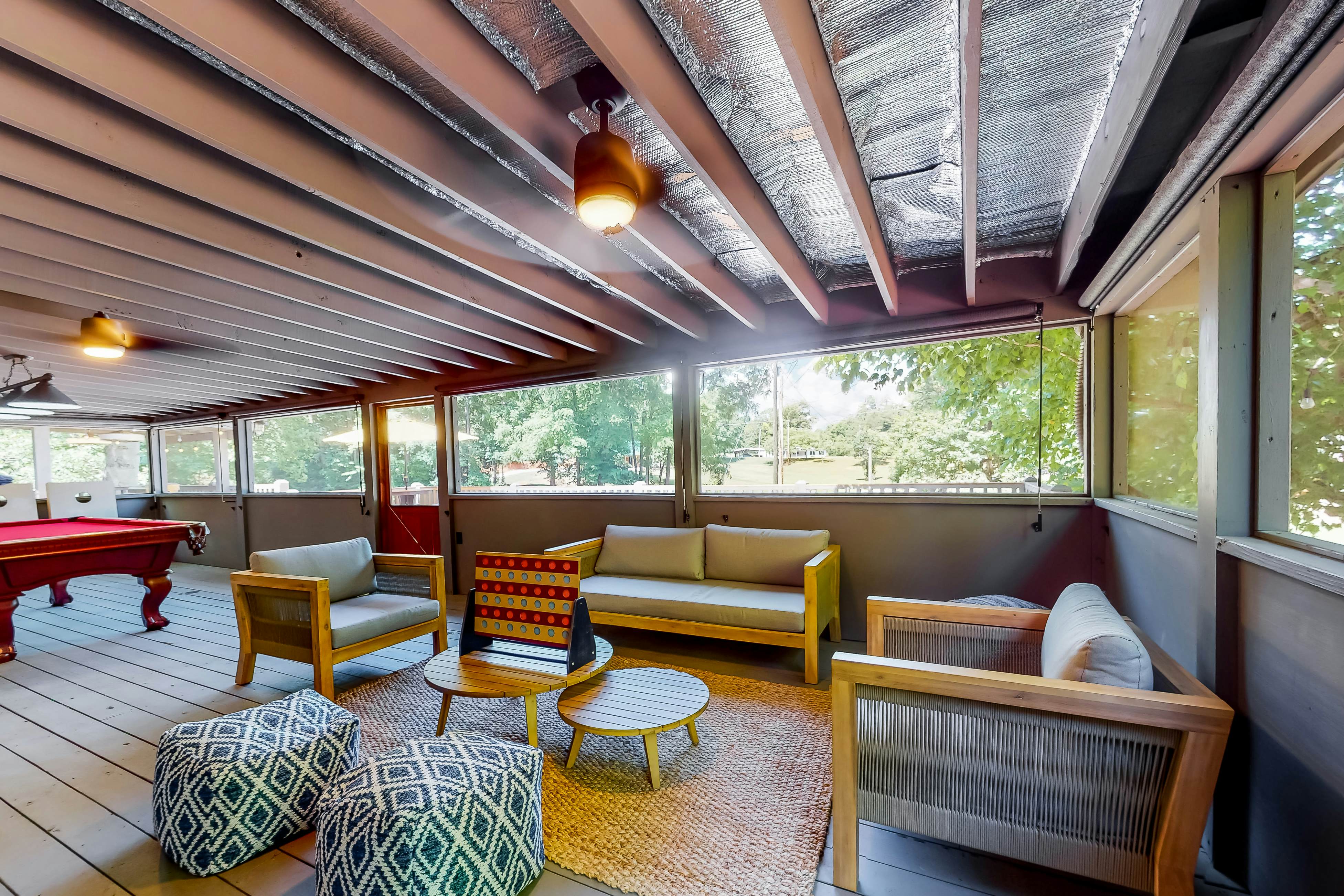 Charming mountain view cabin w/ Free Attraction TIckets & spacious deck