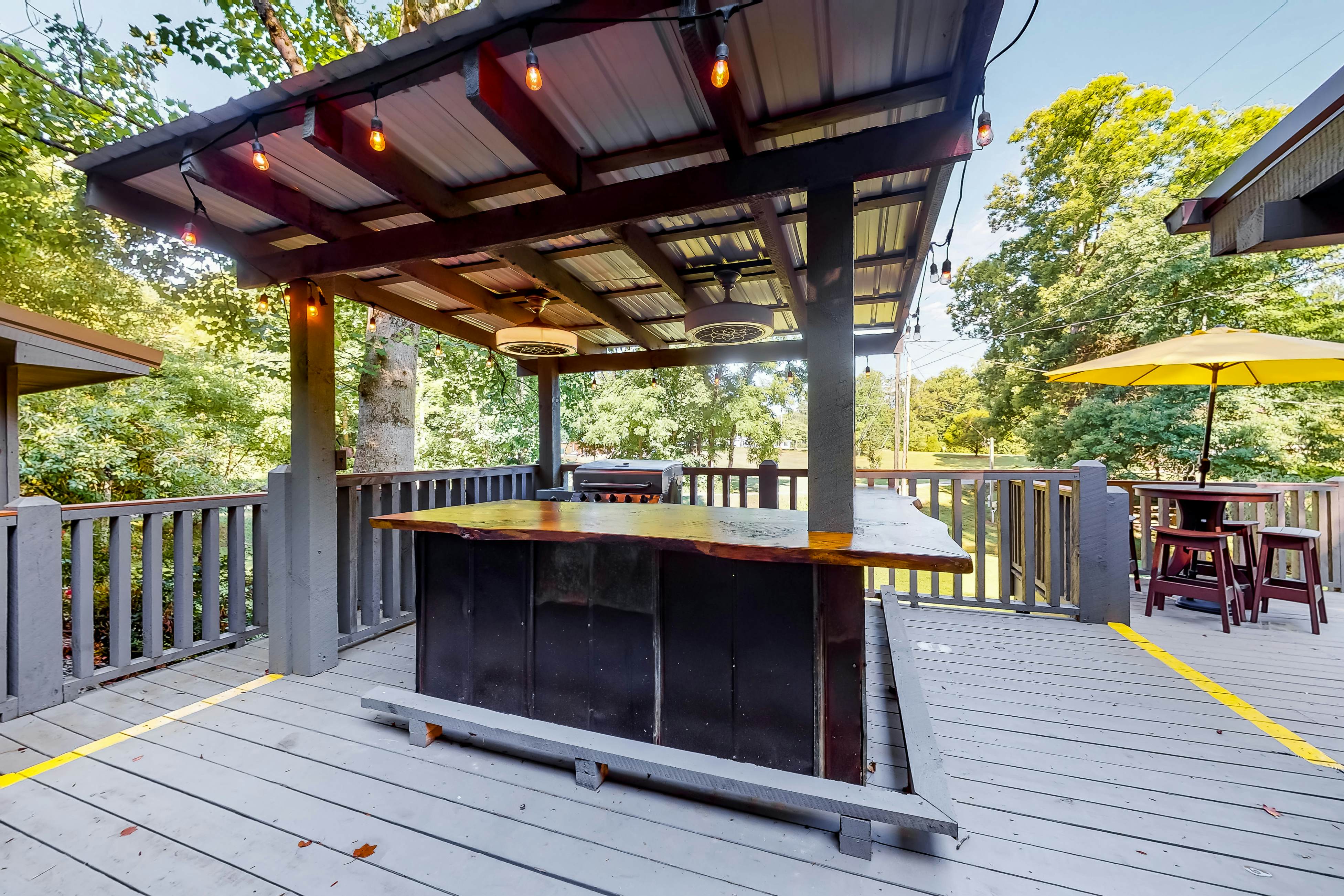 Charming mountain view cabin w/ Free Attraction TIckets & spacious deck