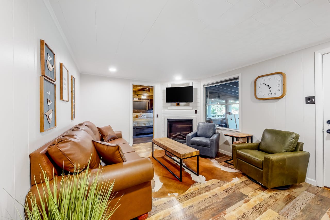 Charming Mtn View Cabin, Sleeps 8, Spacious Deck