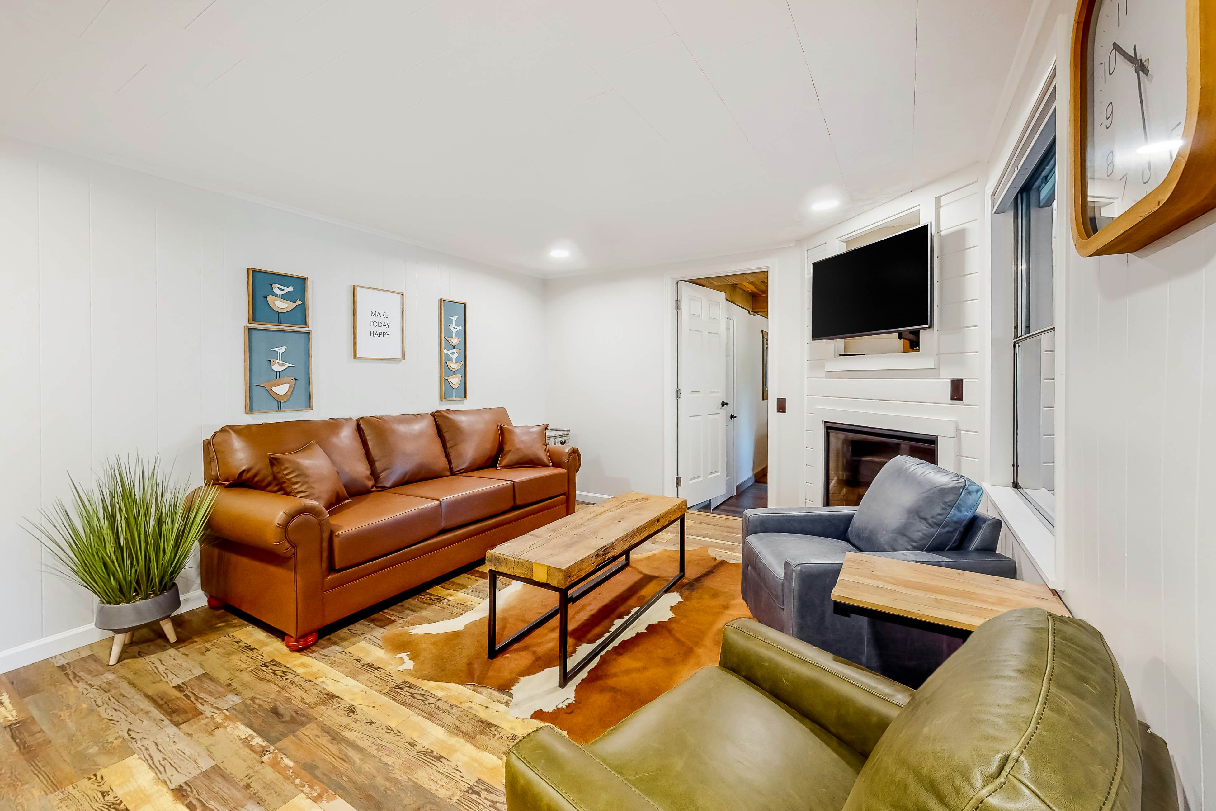 Charming mountain view cabin w/ Free Attraction TIckets & spacious deck