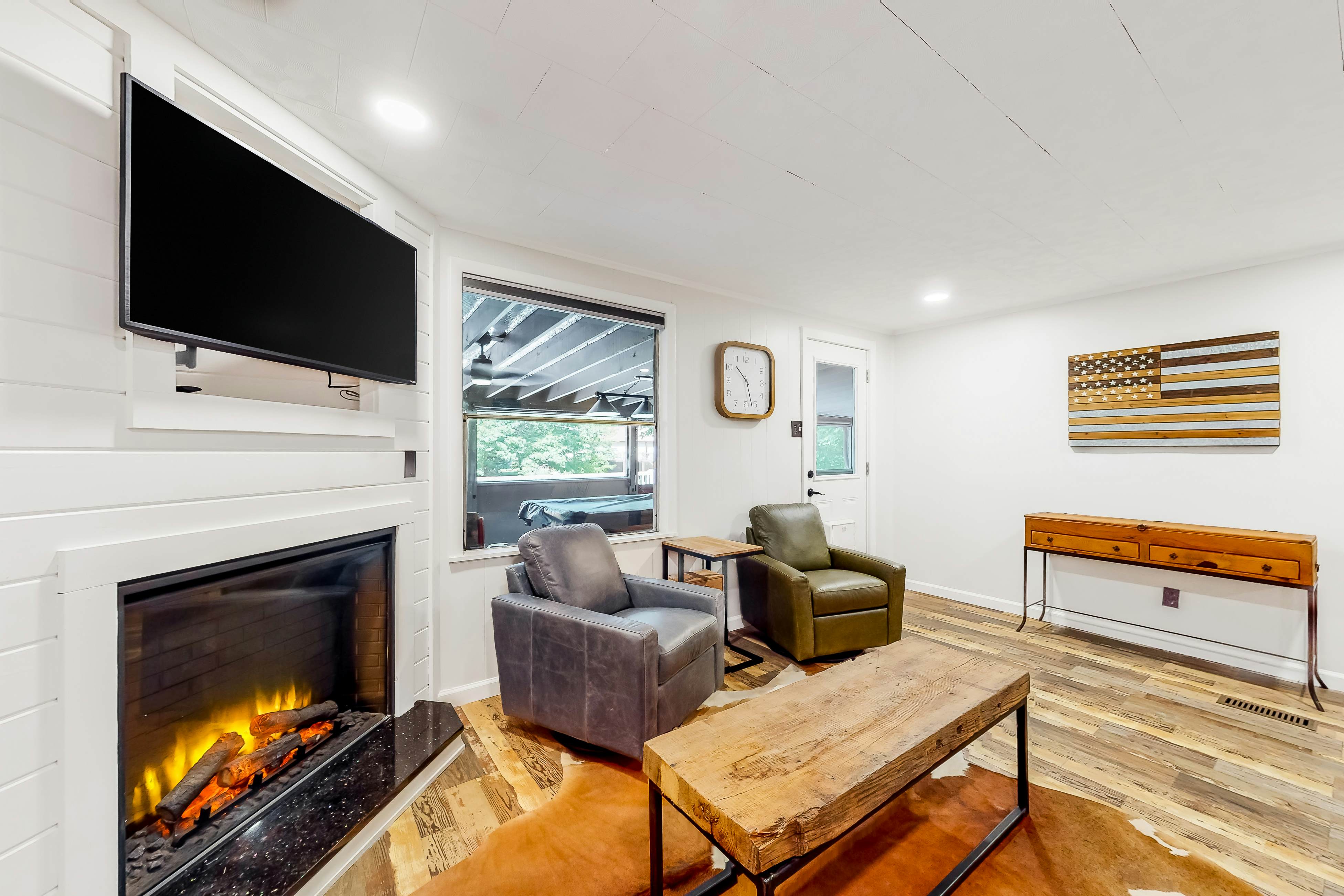 Charming mountain view cabin w/ Free Attraction TIckets & spacious deck