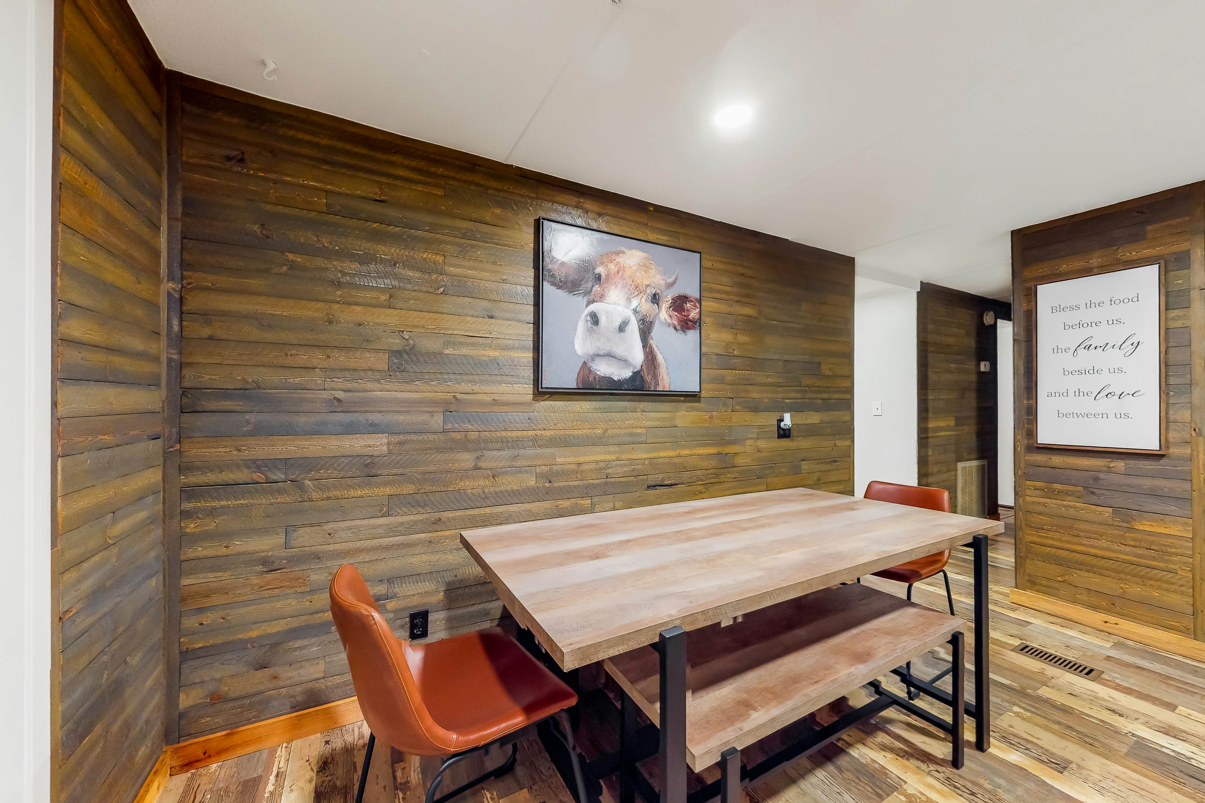 Charming mountain view cabin w/ Free Attraction TIckets & spacious deck