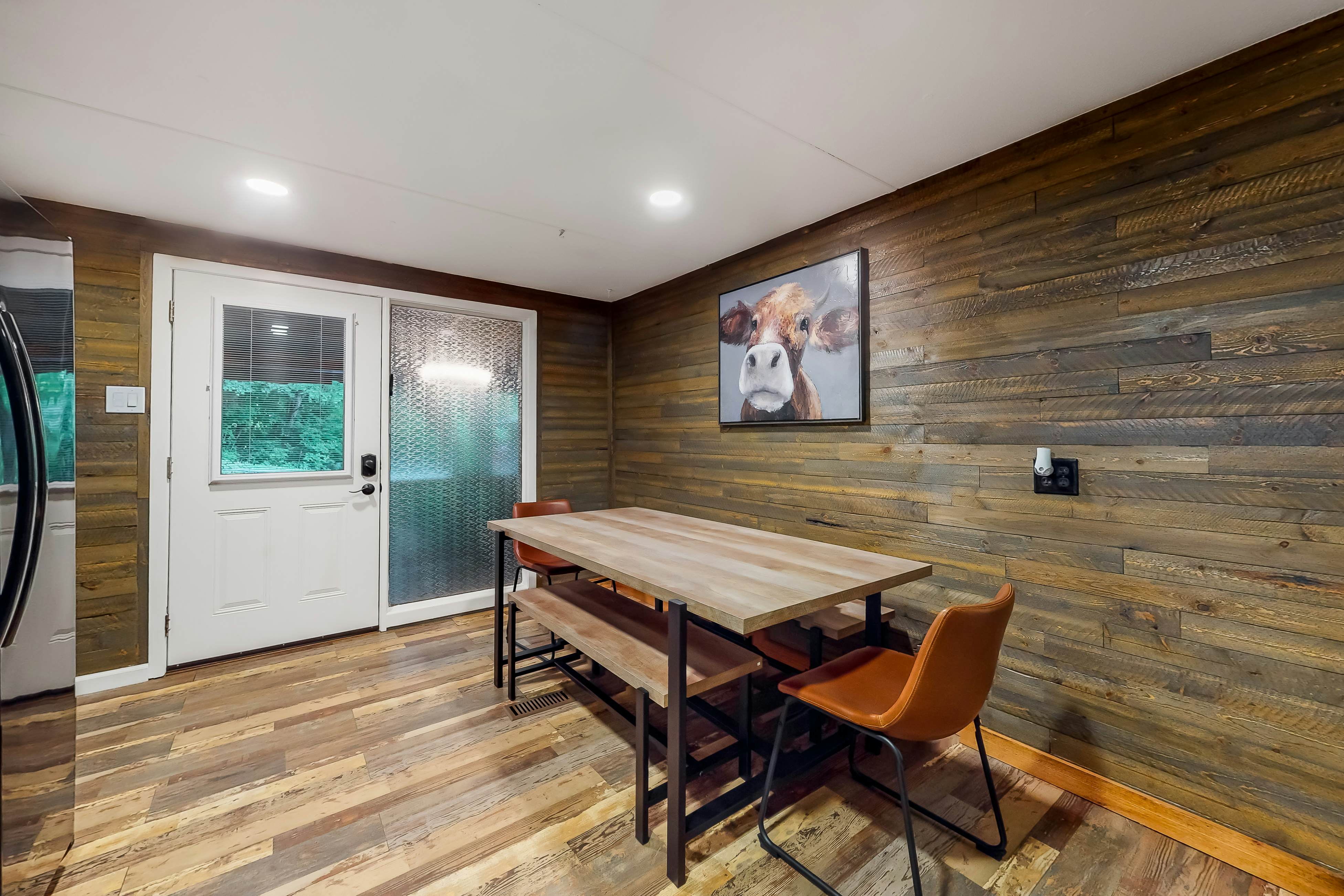 Charming mountain view cabin w/ Free Attraction TIckets & spacious deck