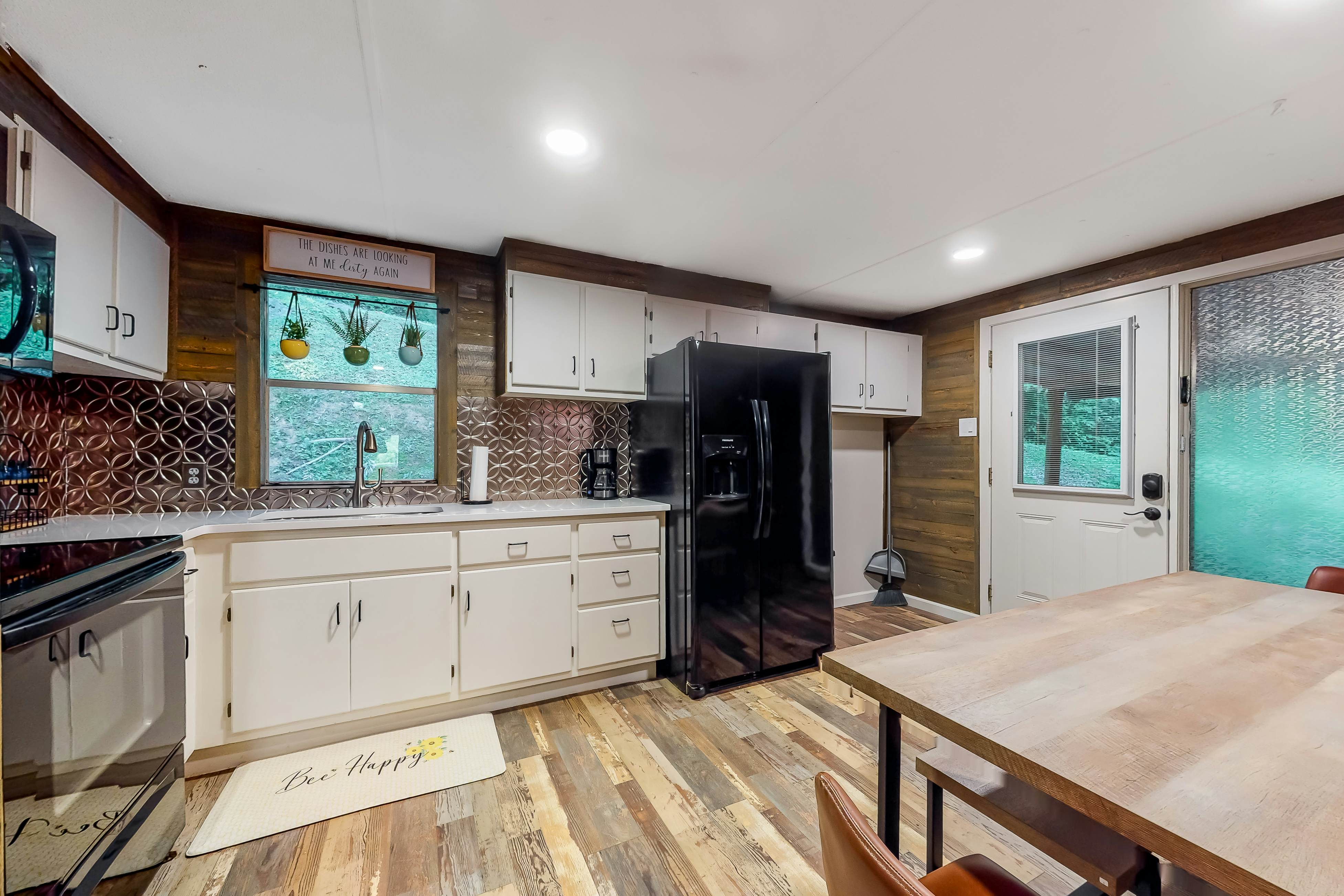 Charming mountain view cabin w/ Free Attraction TIckets & spacious deck