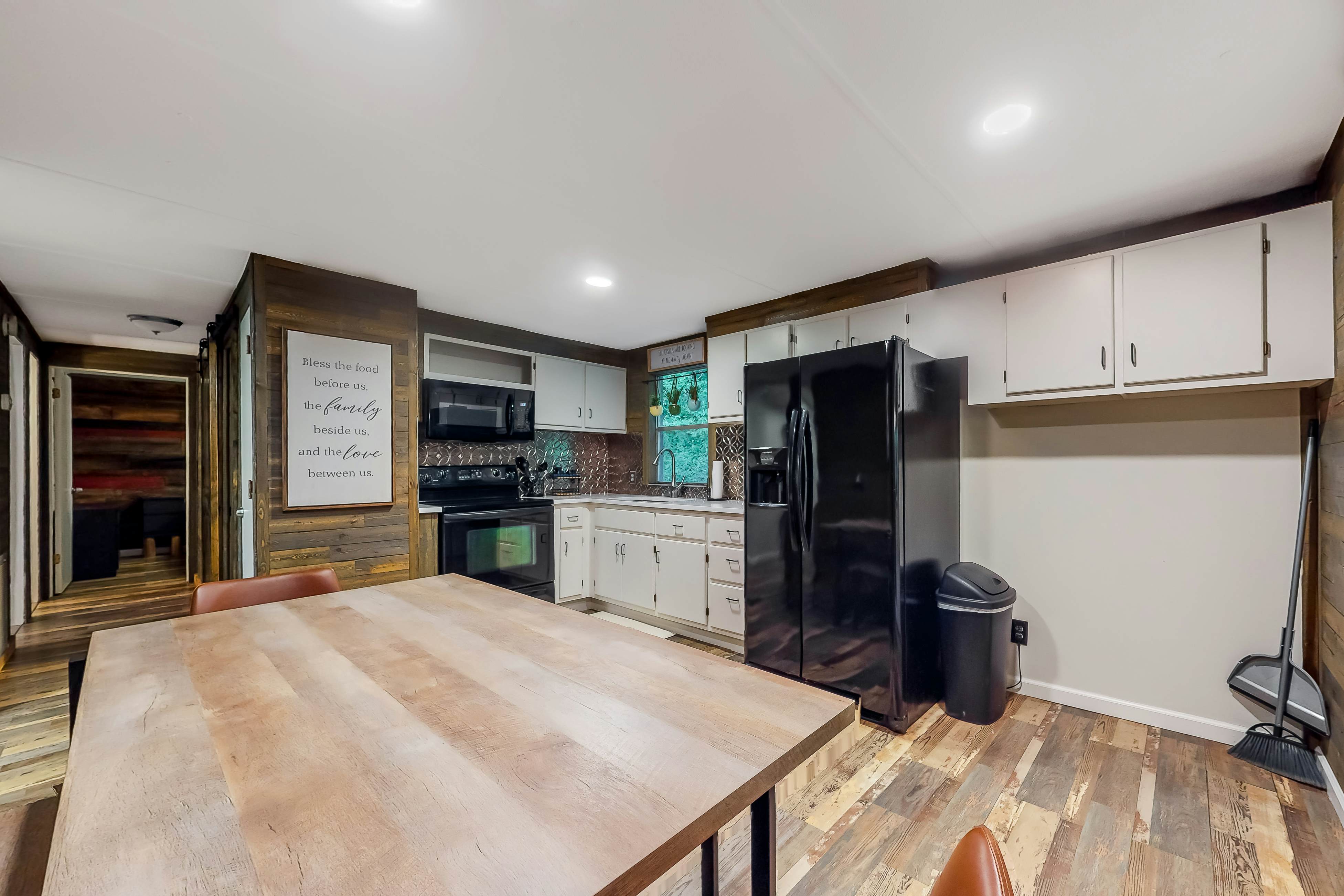 Charming mountain view cabin w/ Free Attraction TIckets & spacious deck